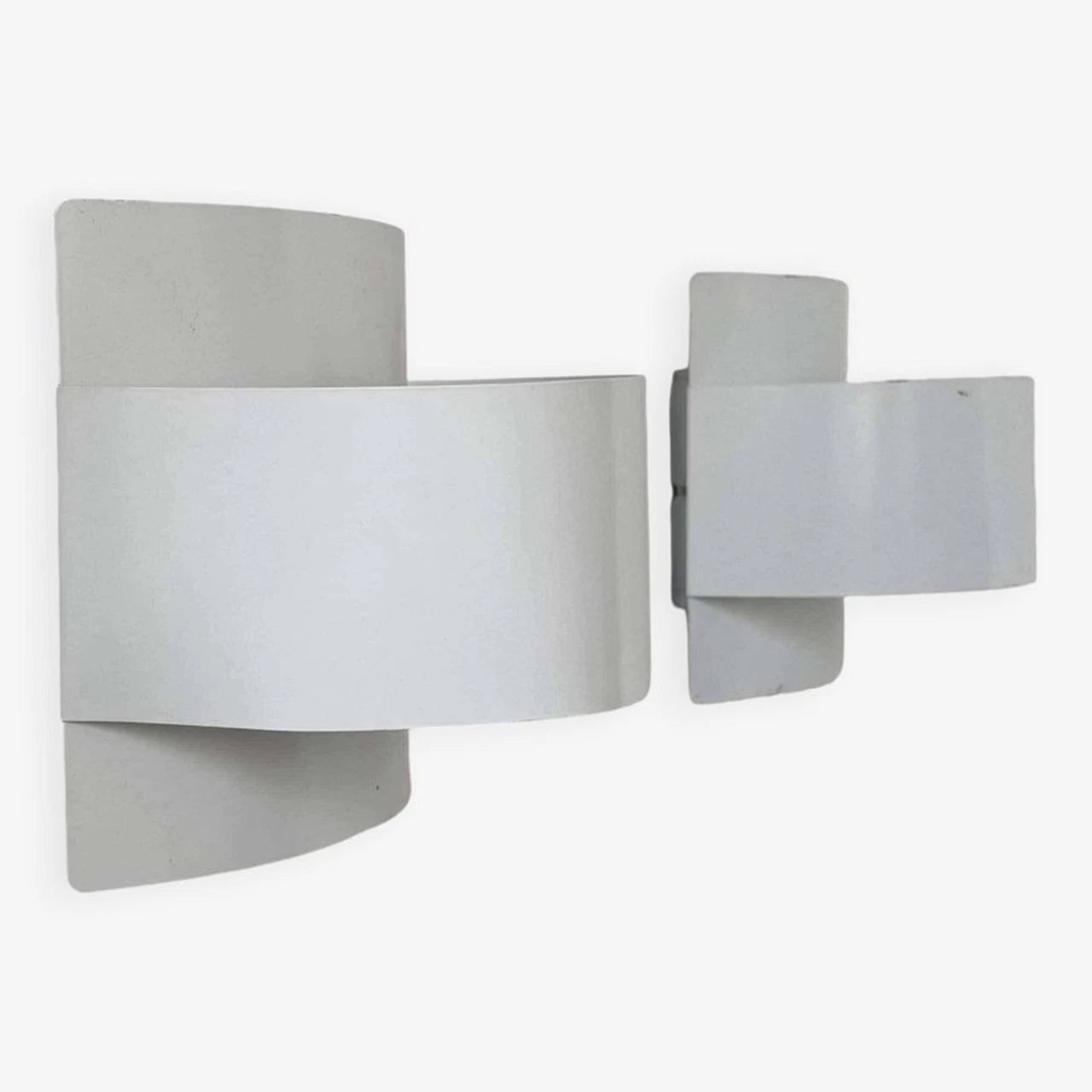 Set_of_2_White_Lacquered_Metal_Wall_Sconces_by_Peter_Celsing,_Scandinavian_Modern,_Sweden_1960s