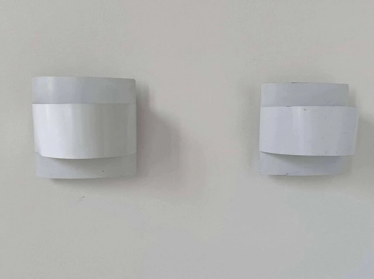 Set_of_2_White_Lacquered_Metal_Wall_Sconces_by_Peter_Celsing,_Scandinavian_Modern,_Sweden_1960s