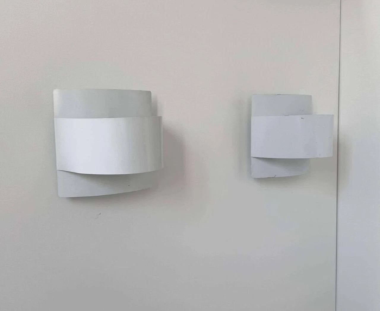 Set_of_2_White_Lacquered_Metal_Wall_Sconces_by_Peter_Celsing,_Scandinavian_Modern,_Sweden_1960s