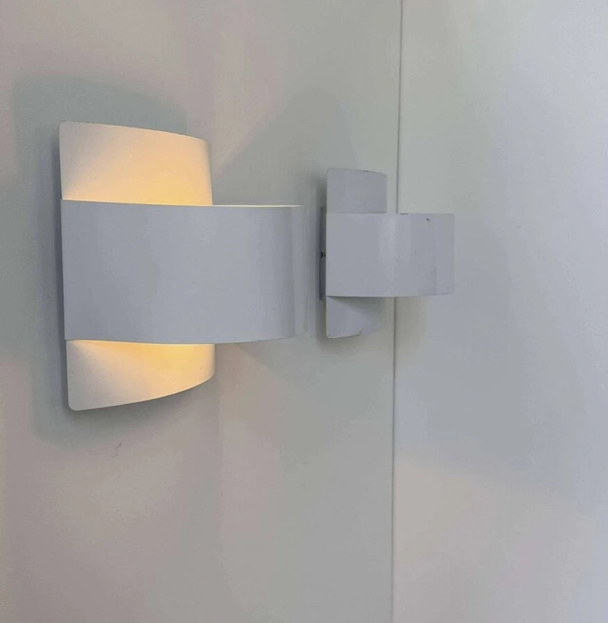 Set_of_2_White_Lacquered_Metal_Wall_Sconces_by_Peter_Celsing,_Scandinavian_Modern,_Sweden_1960s