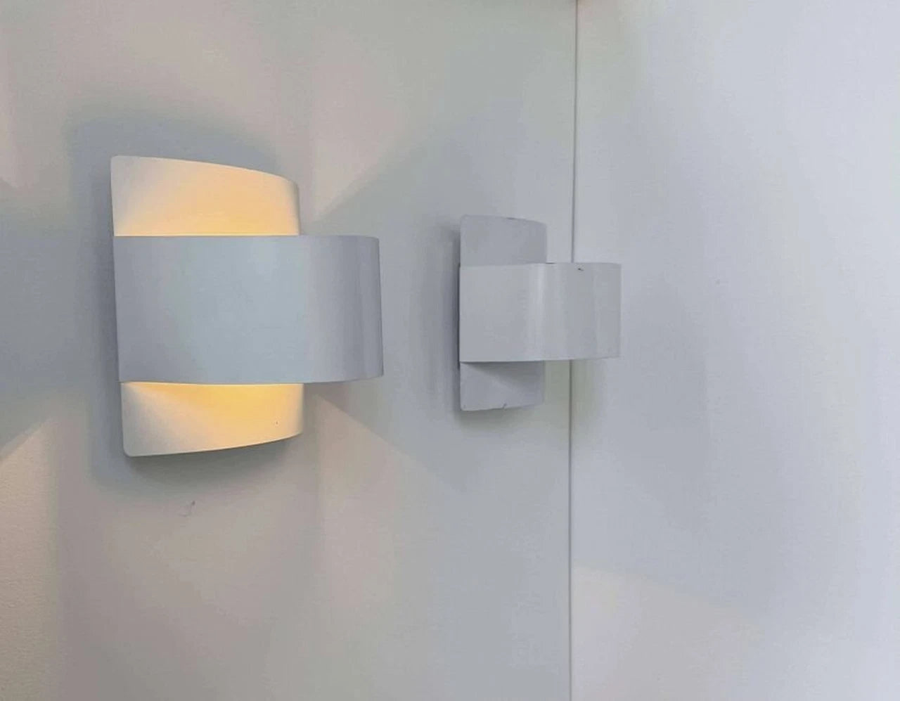 Set_of_2_White_Lacquered_Metal_Wall_Sconces_by_Peter_Celsing,_Scandinavian_Modern,_Sweden_1960s