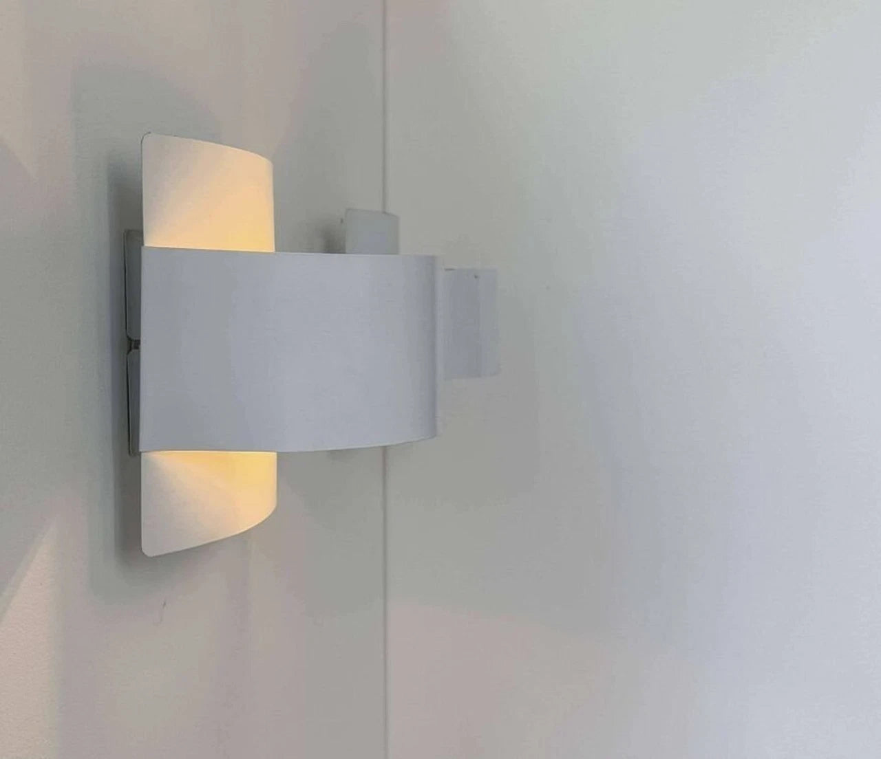 Set_of_2_White_Lacquered_Metal_Wall_Sconces_by_Peter_Celsing,_Scandinavian_Modern,_Sweden_1960s