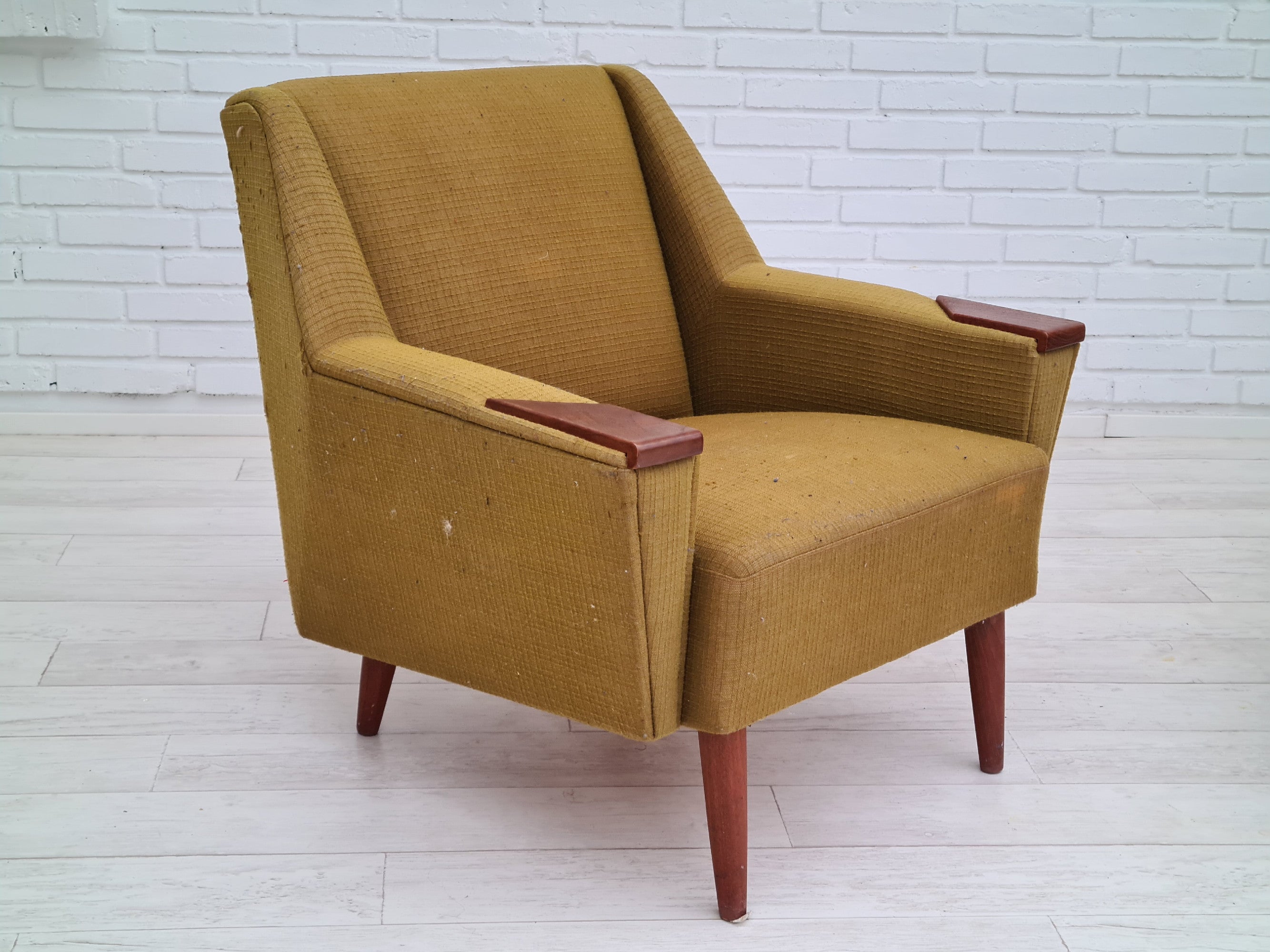 Set_of_3-seater_Sofa_and_2_Armchairs_by_Danish_Manufacturer_circa_1970_Denmark