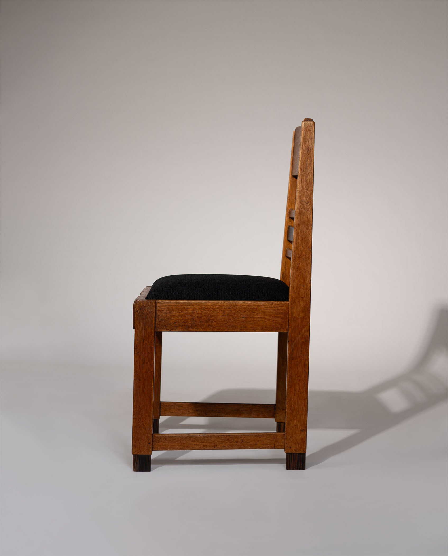 Set_of_4_Amsterdam_School_Oak_Dining_Chairs,_Netherlands_1920s