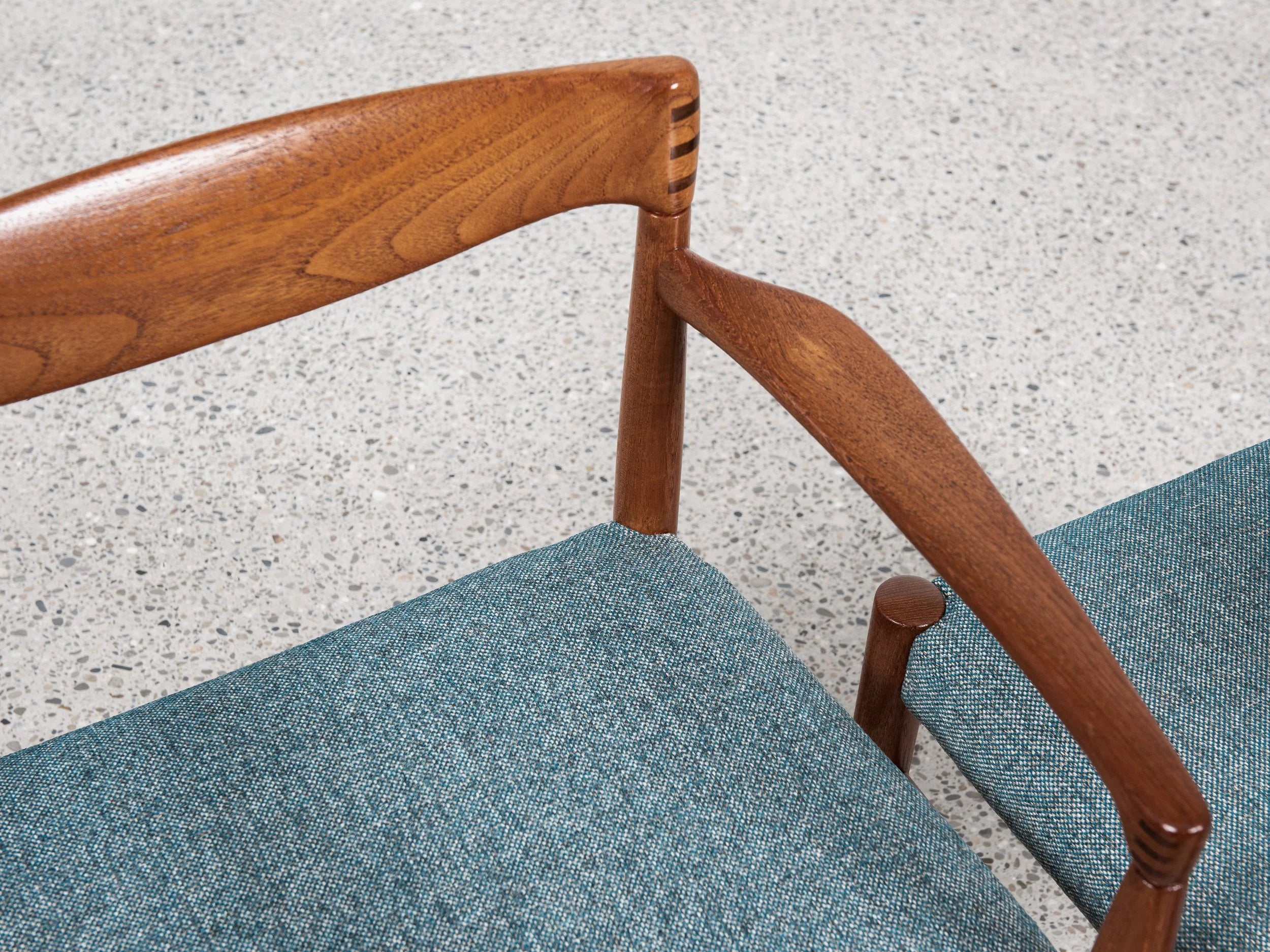 Set_of_4_and_2_Midcentury_dining_chairs_in_teak_by_HW_Klein_for_Bramin_1960s