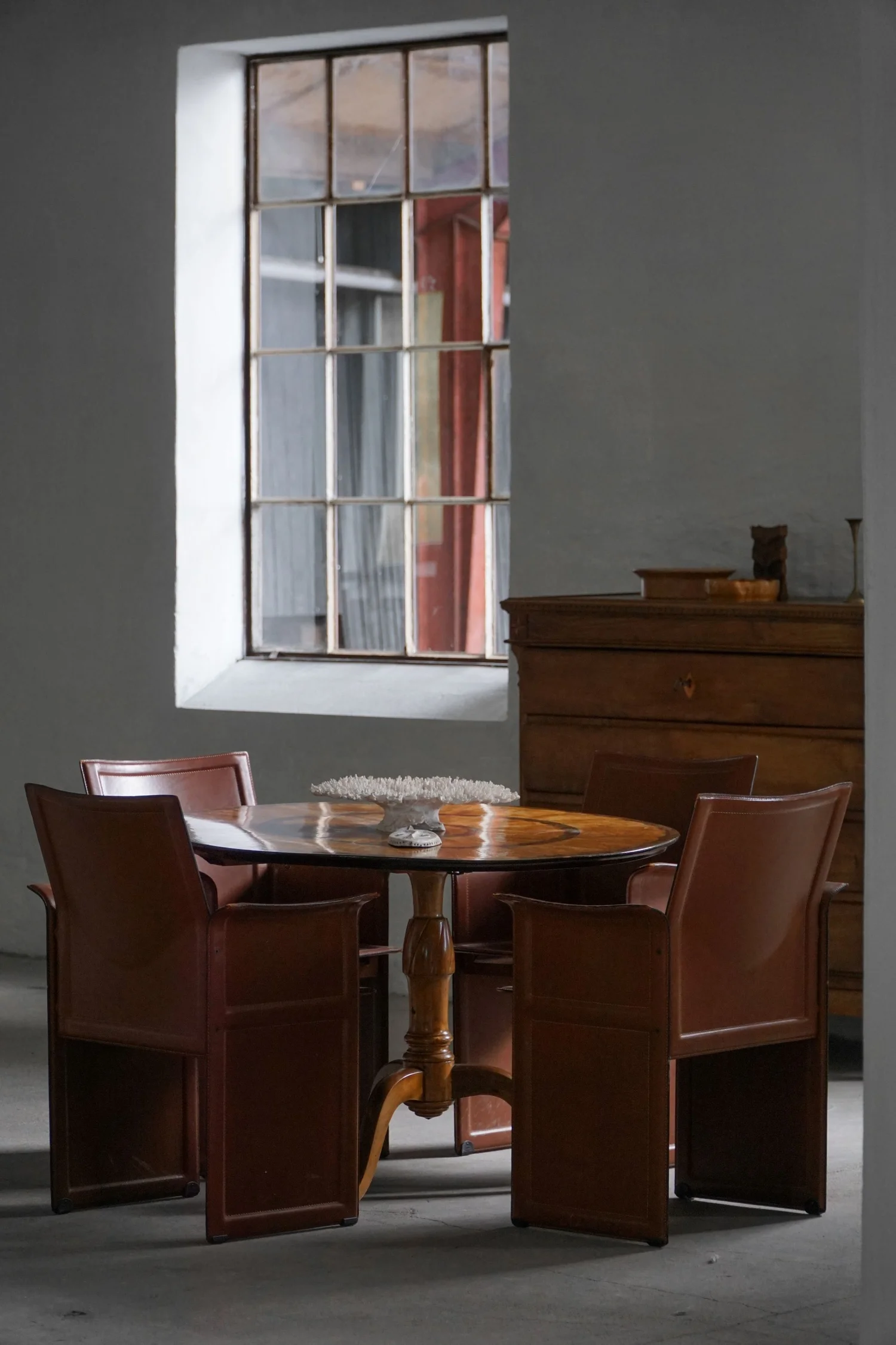 Set_of_4_Armchairs_in_Brown/Red_Leather,_Tito_Agnoli,_Italian_Modern,_1970s