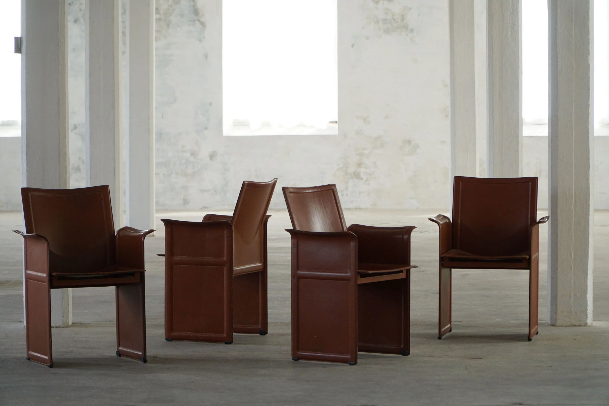 Set_of_4_Armchairs_in_Brown/Red_Leather,_Tito_Agnoli,_Italian_Modern,_1970s