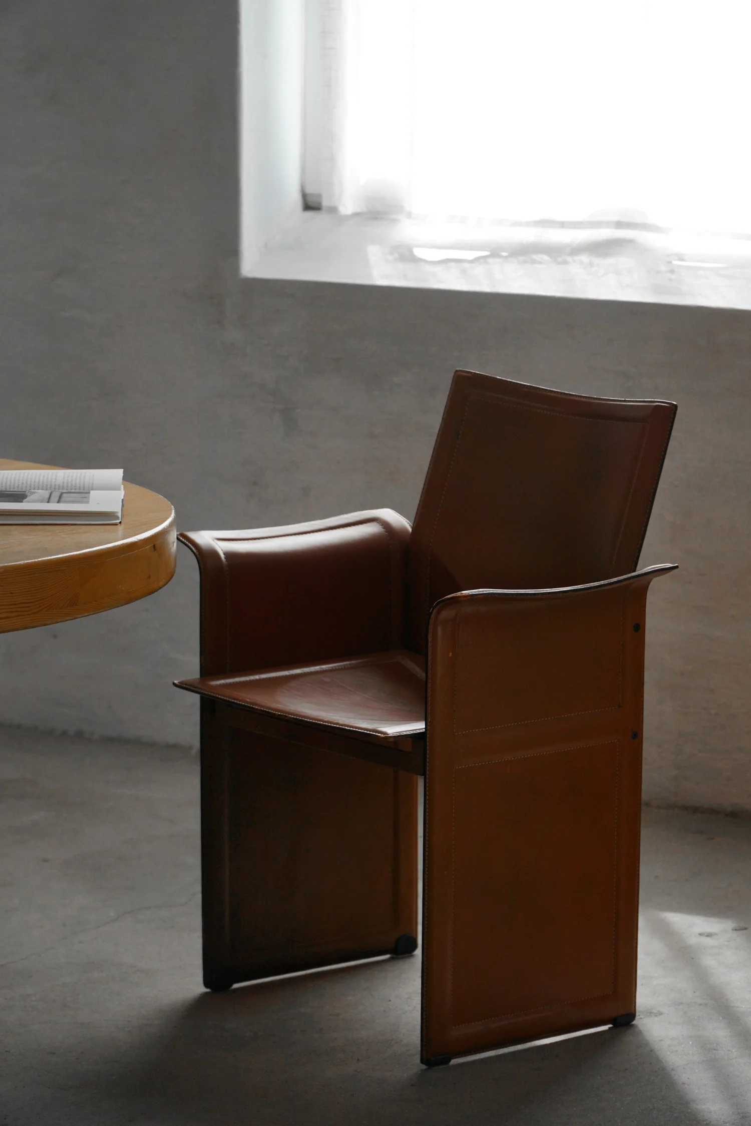 Set_of_4_Armchairs_in_Brown/Red_Leather,_Tito_Agnoli,_Italian_Modern,_1970s