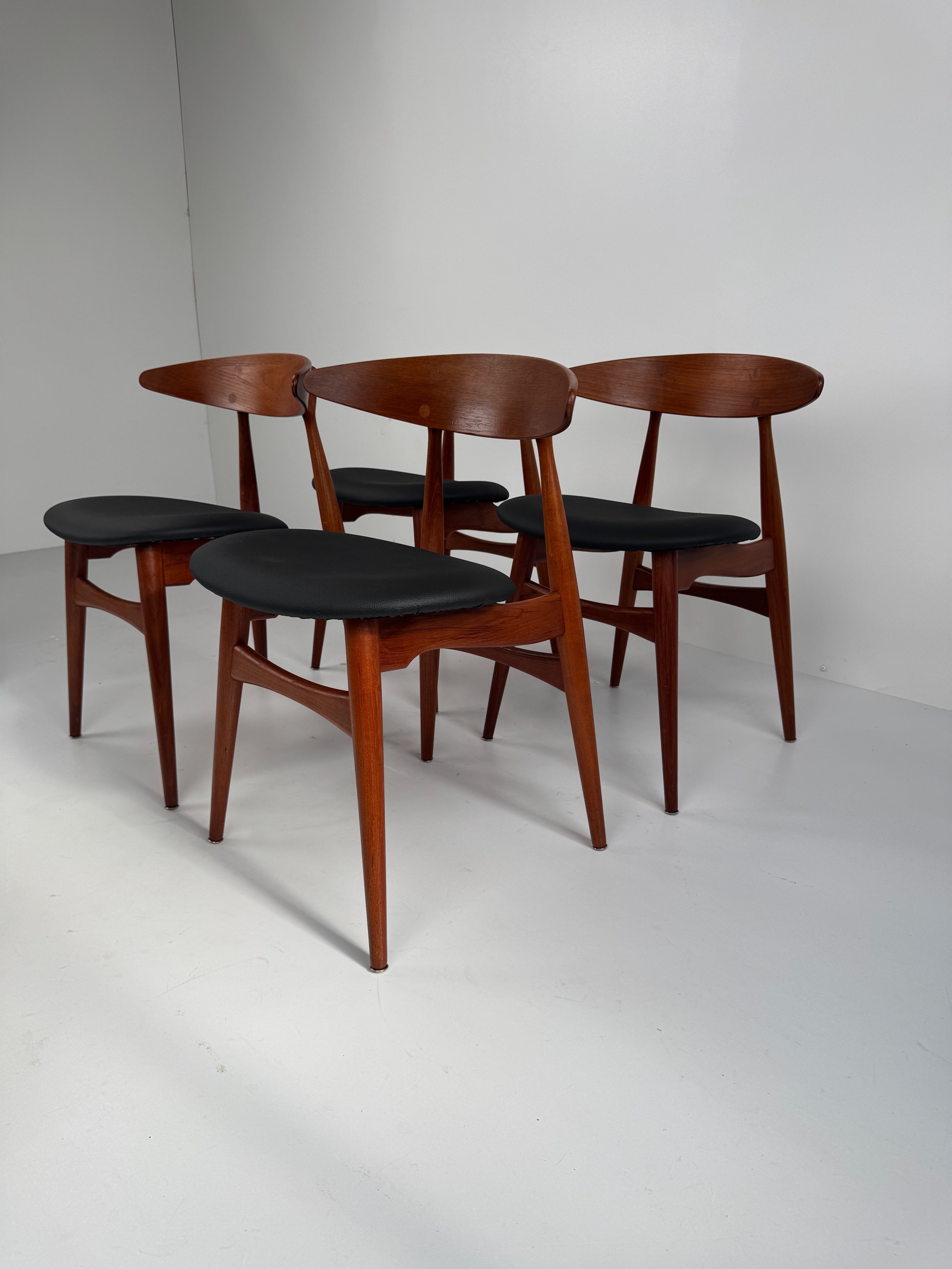 Set_of_4_CH33_Dining_Chairs,_Hans_J._Wegner,_Denmark,_1950s