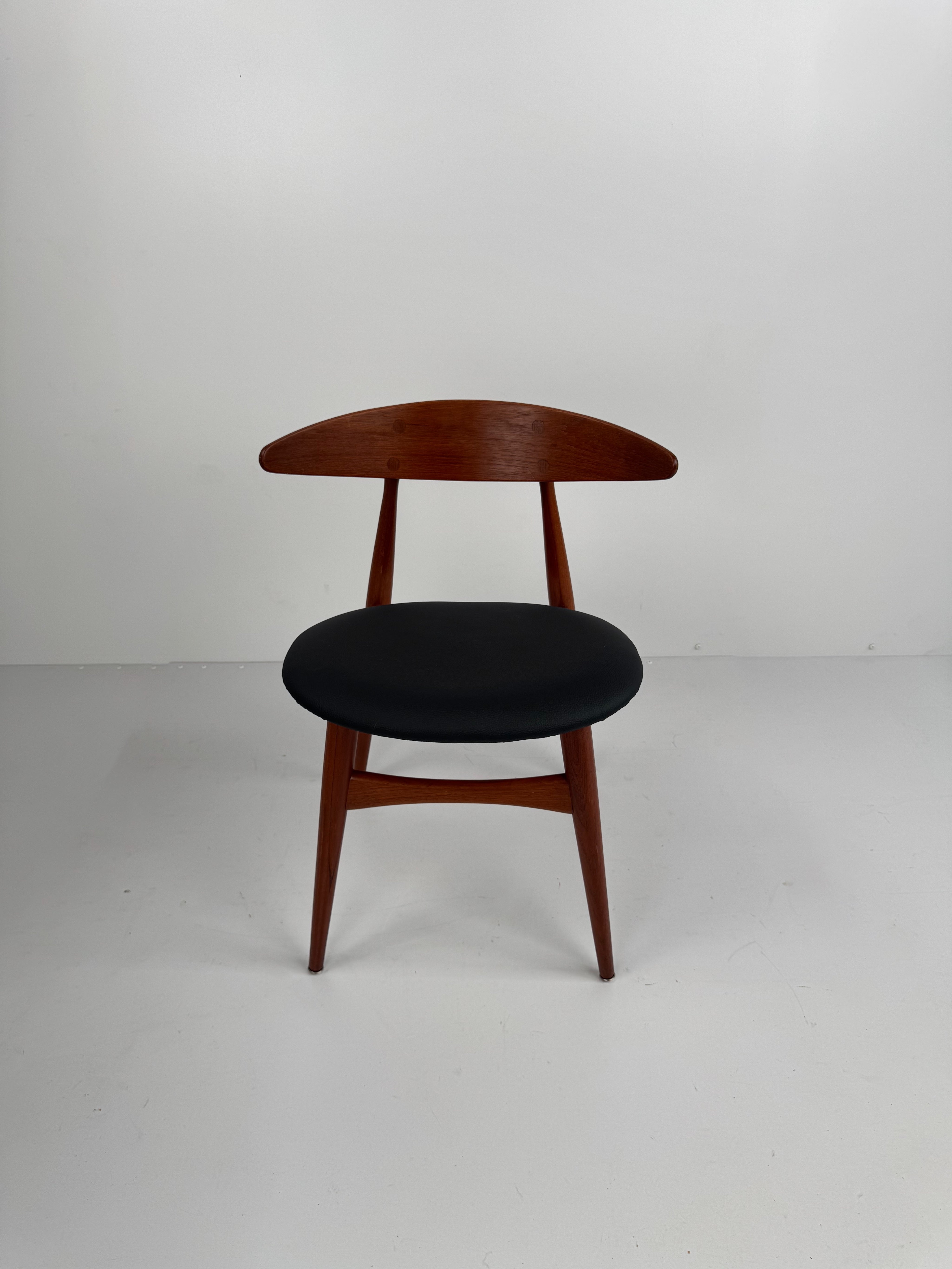 Set_of_4_CH33_Dining_Chairs,_Hans_J._Wegner,_Denmark,_1950s