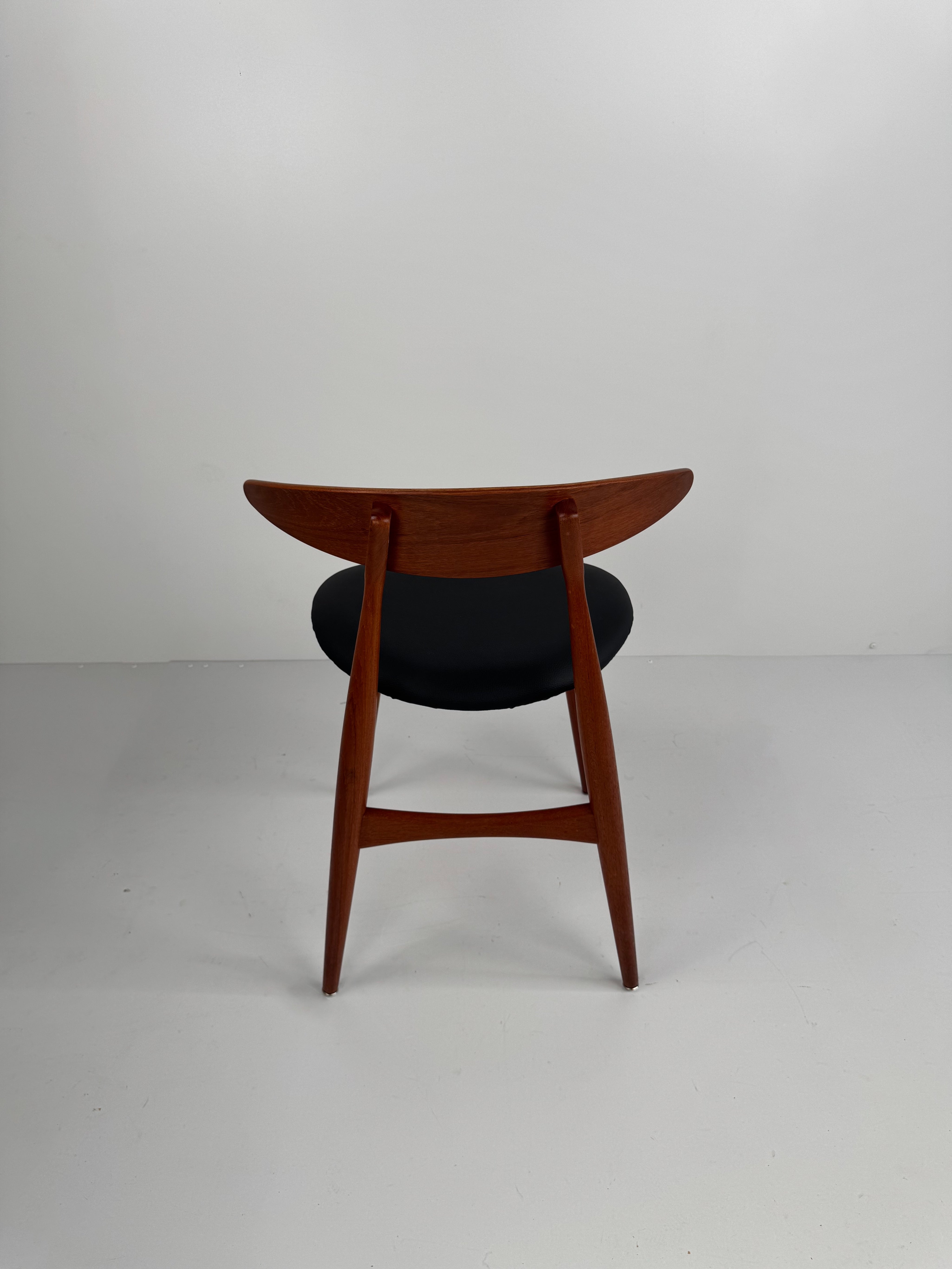 Set_of_4_CH33_Dining_Chairs,_Hans_J._Wegner,_Denmark,_1950s