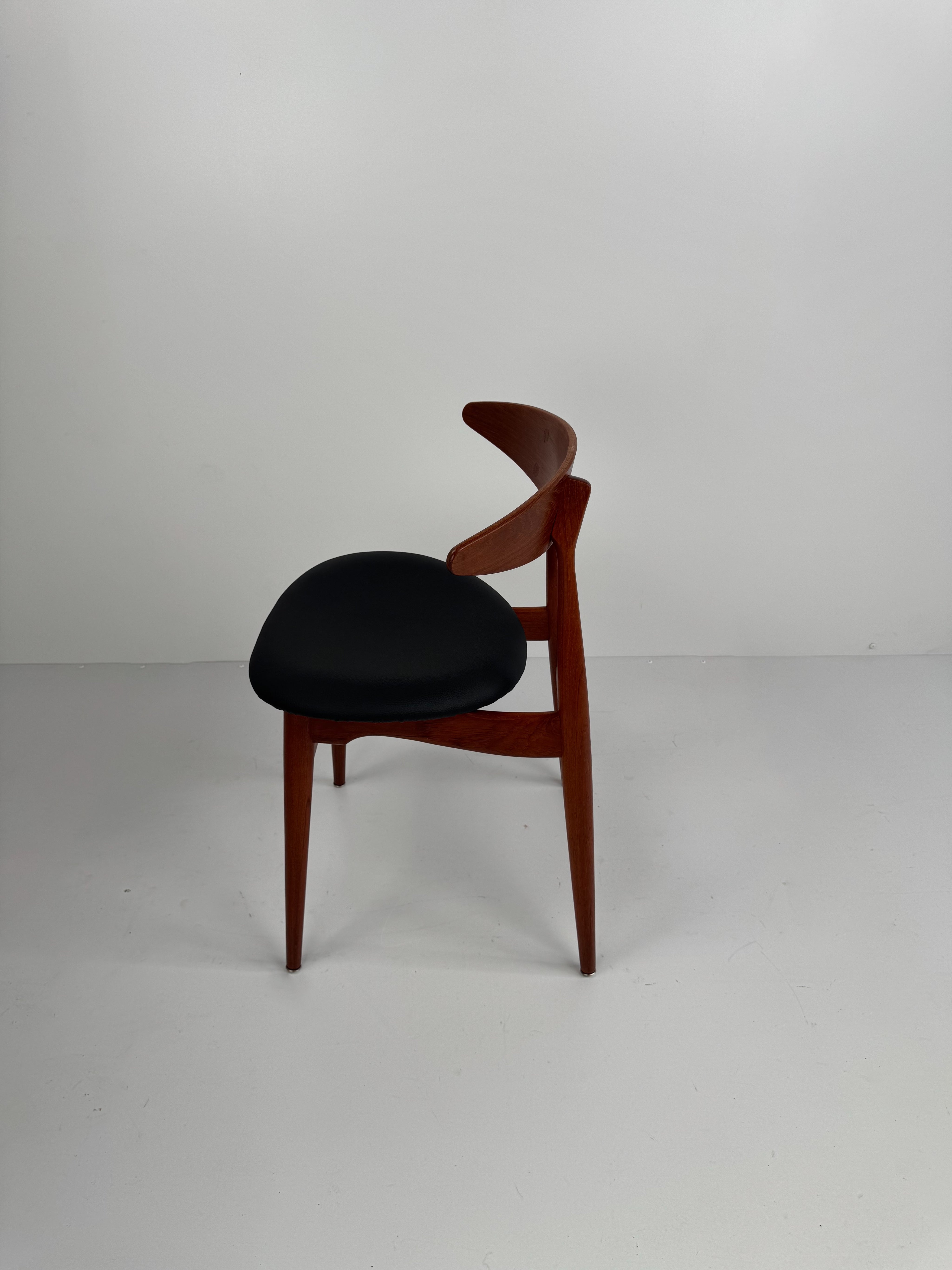 Set_of_4_CH33_Dining_Chairs,_Hans_J._Wegner,_Denmark,_1950s