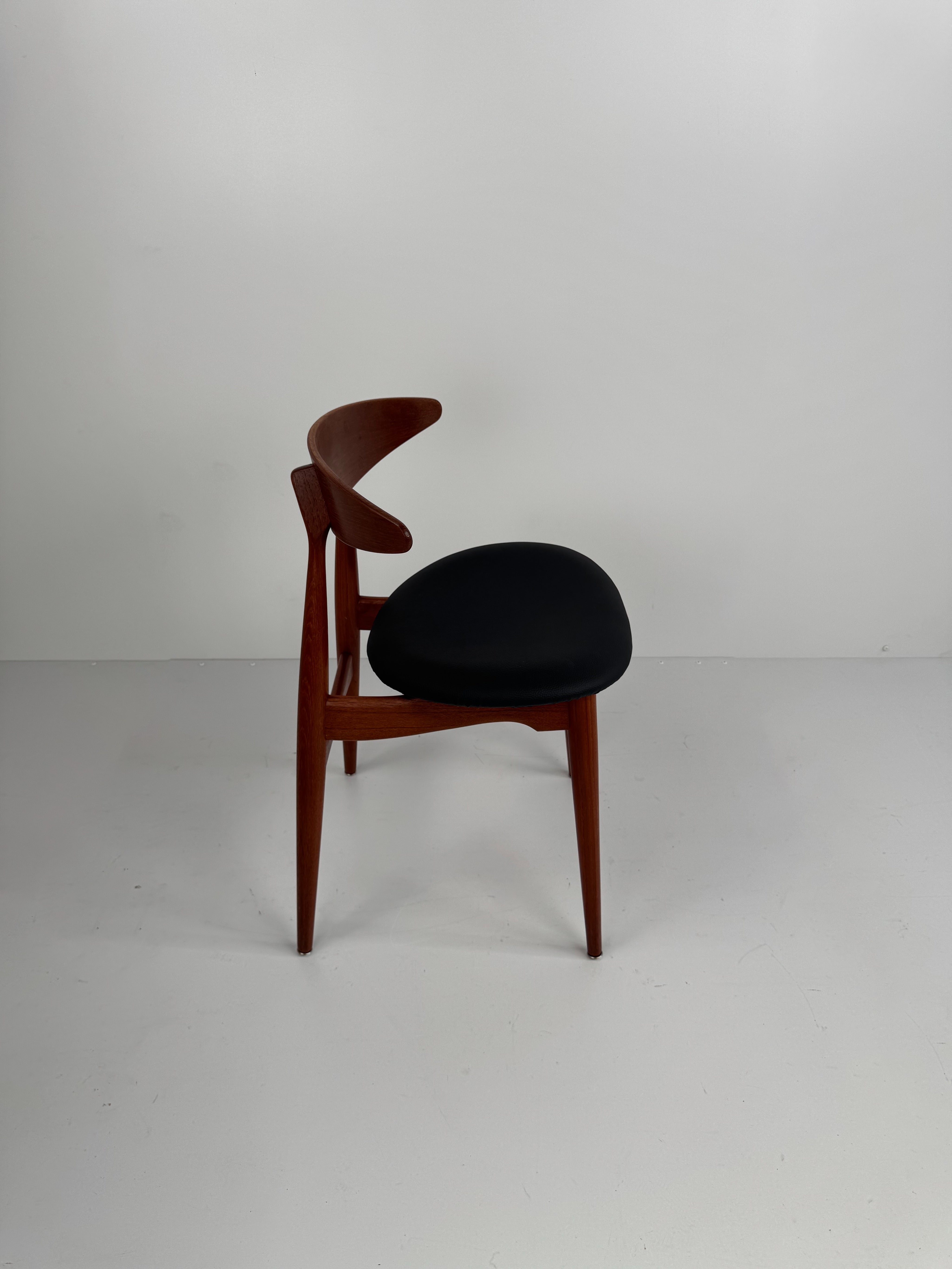 Set_of_4_CH33_Dining_Chairs,_Hans_J._Wegner,_Denmark,_1950s