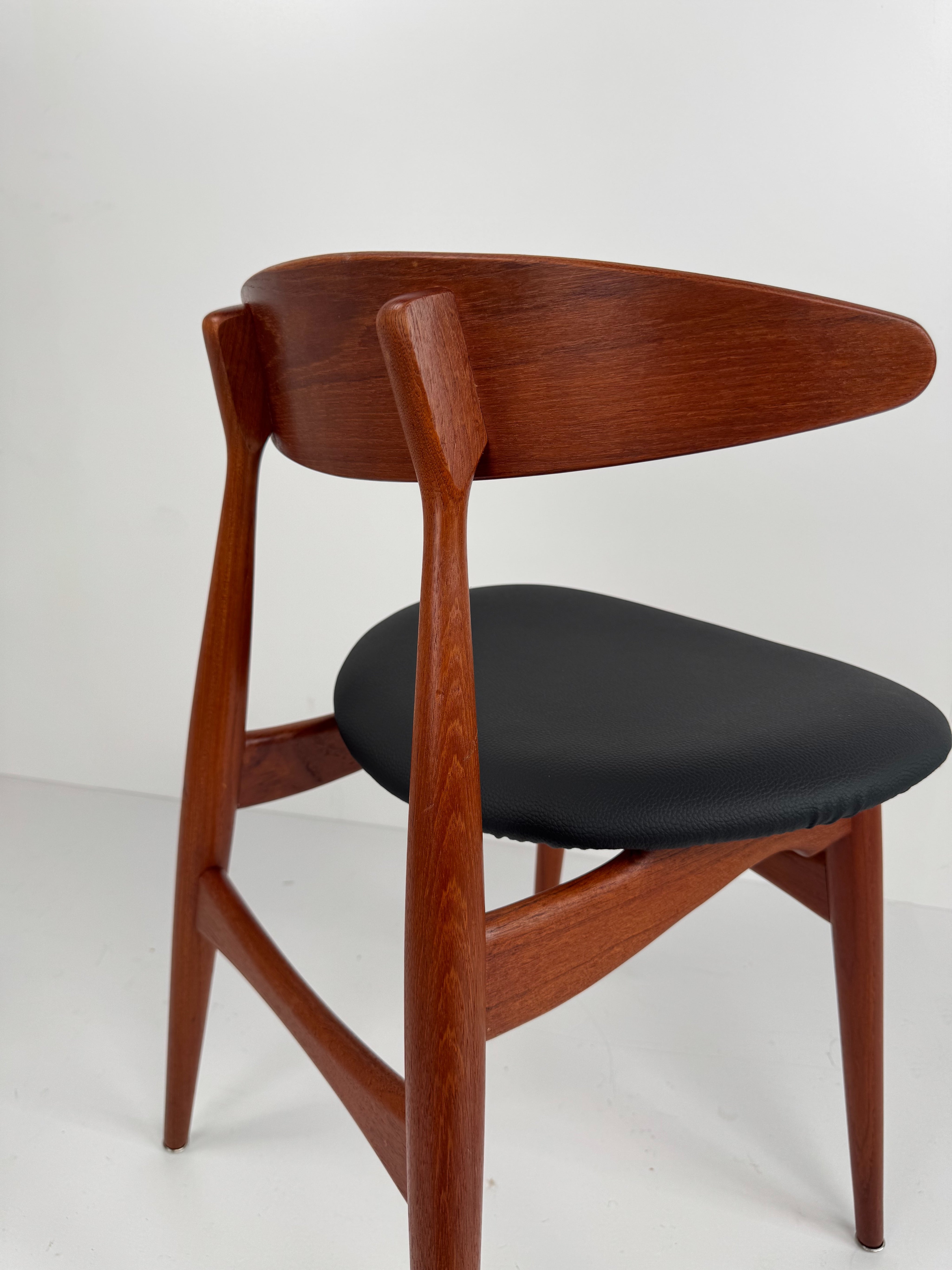 Set_of_4_CH33_Dining_Chairs,_Hans_J._Wegner,_Denmark,_1950s