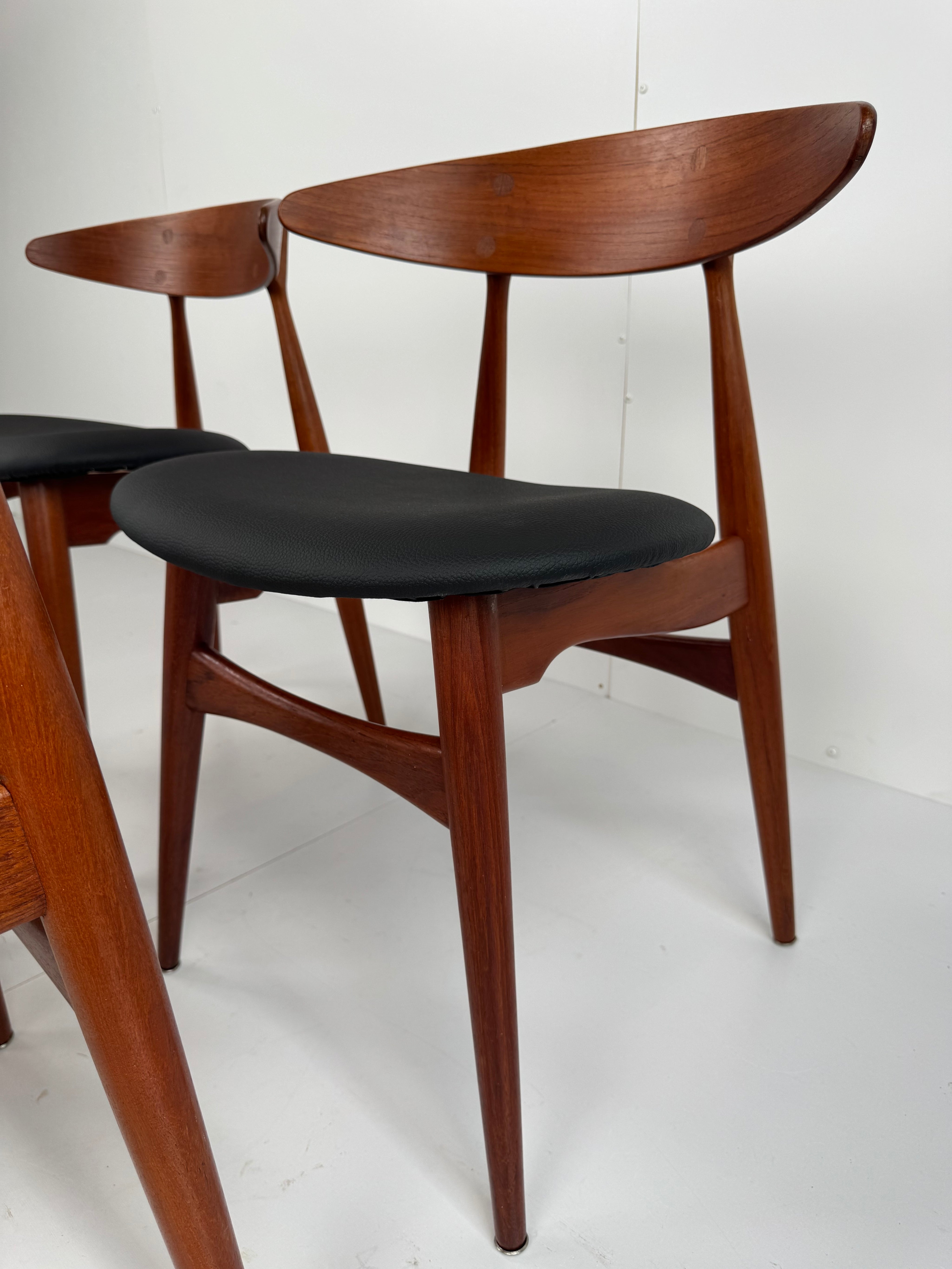 Set_of_4_CH33_Dining_Chairs,_Hans_J._Wegner,_Denmark,_1950s