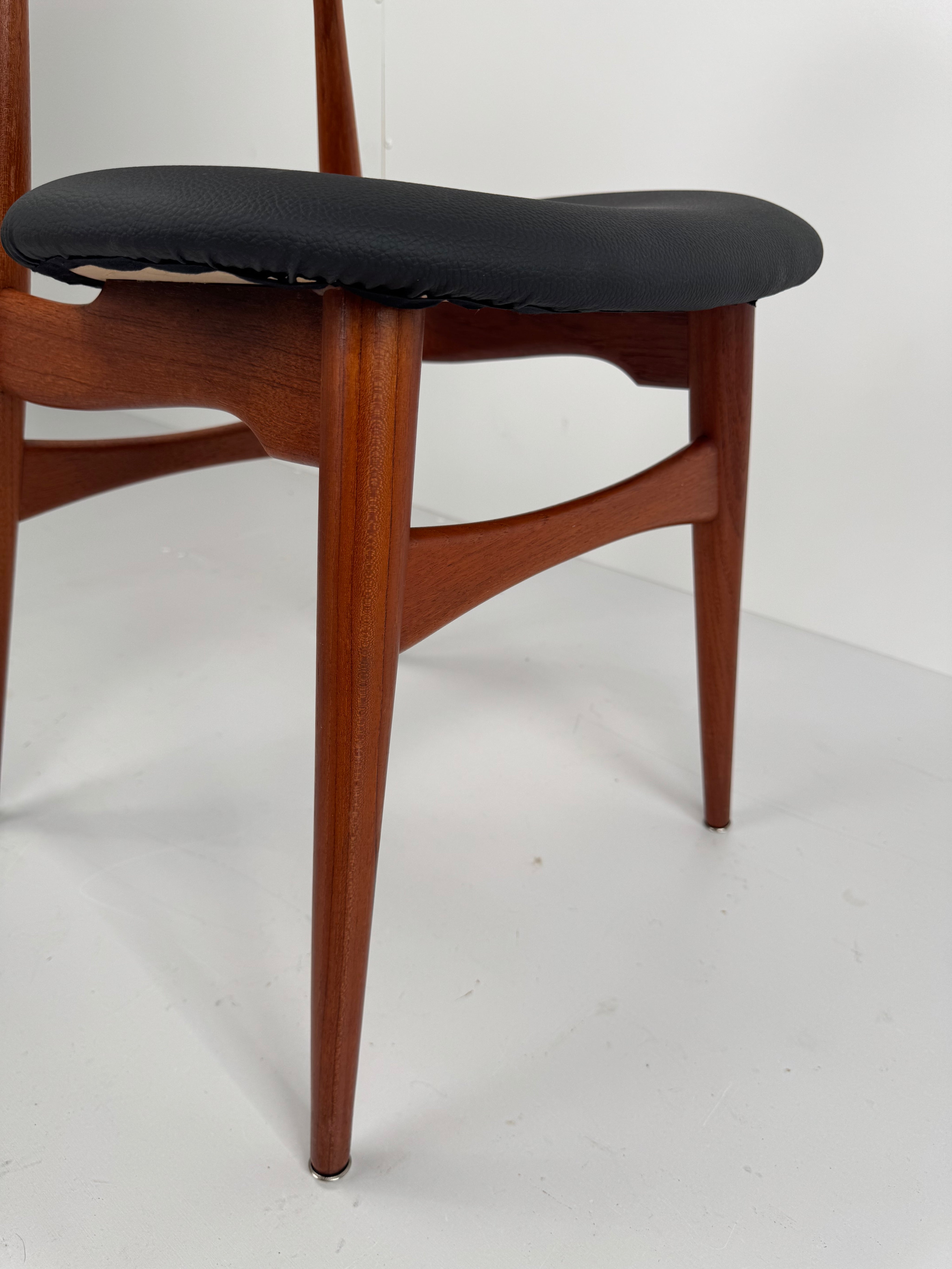 Set_of_4_CH33_Dining_Chairs,_Hans_J._Wegner,_Denmark,_1950s