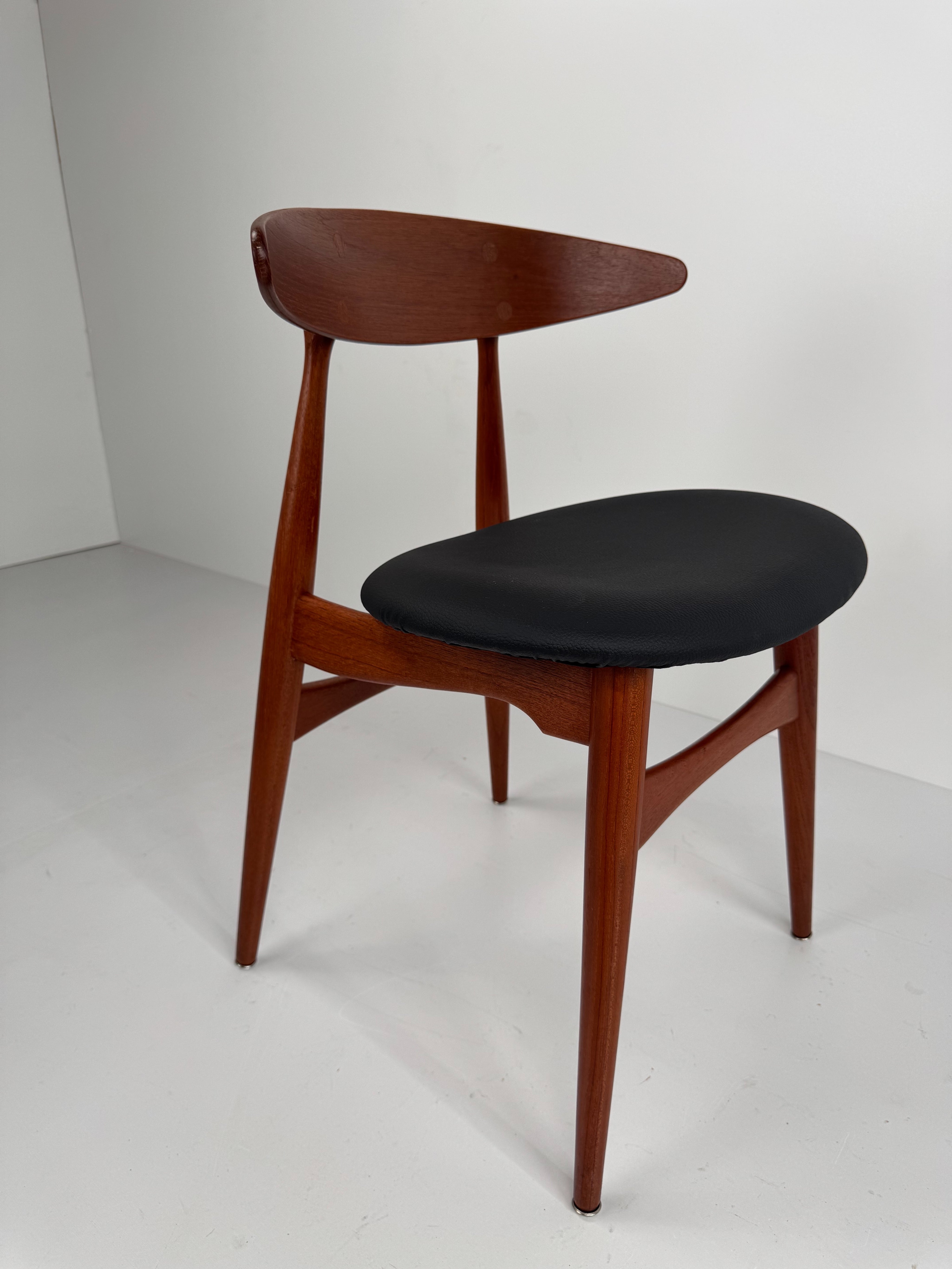 Set_of_4_CH33_Dining_Chairs,_Hans_J._Wegner,_Denmark,_1950s