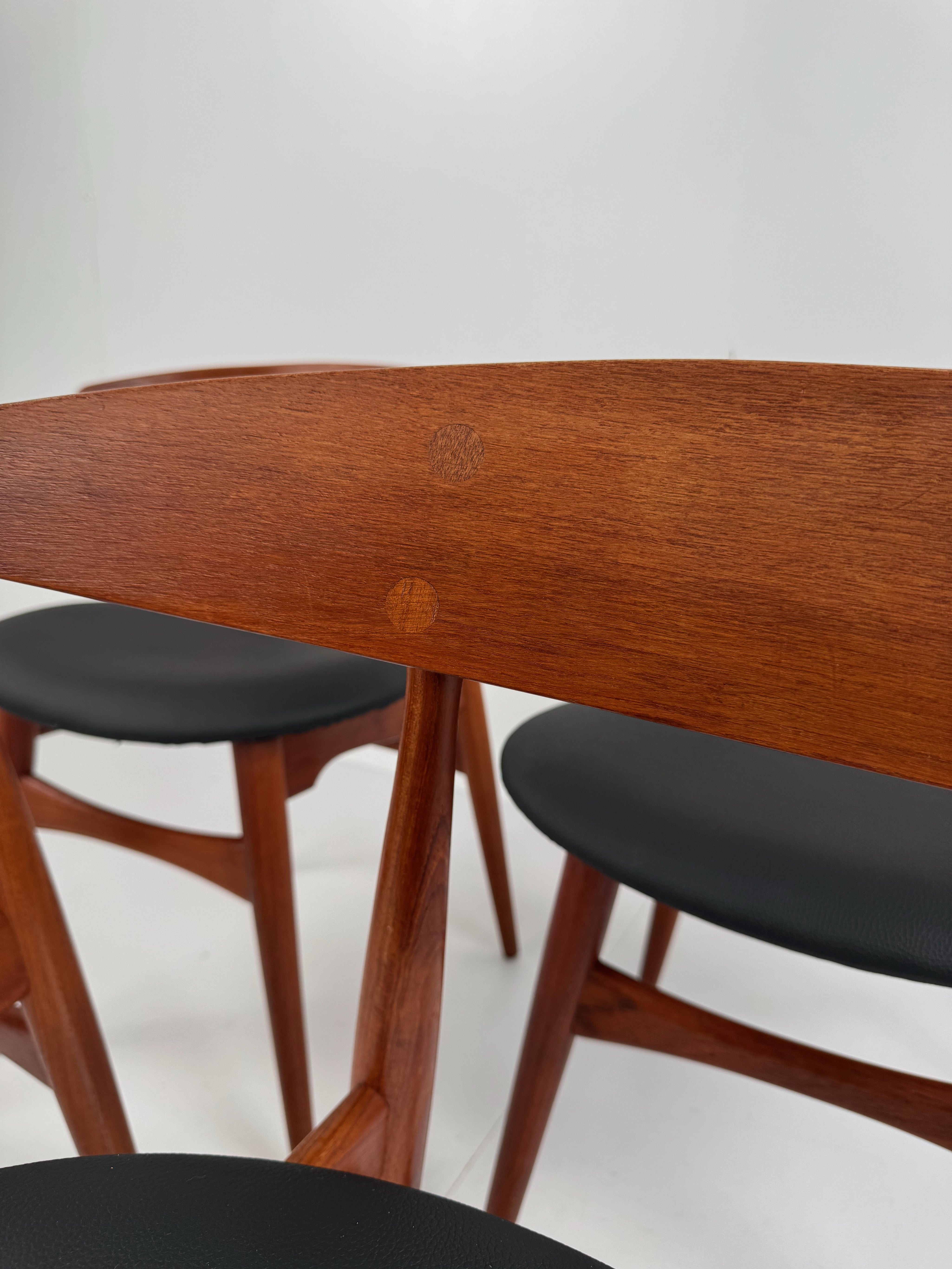 Set_of_4_CH33_Dining_Chairs,_Hans_J._Wegner,_Denmark,_1950s