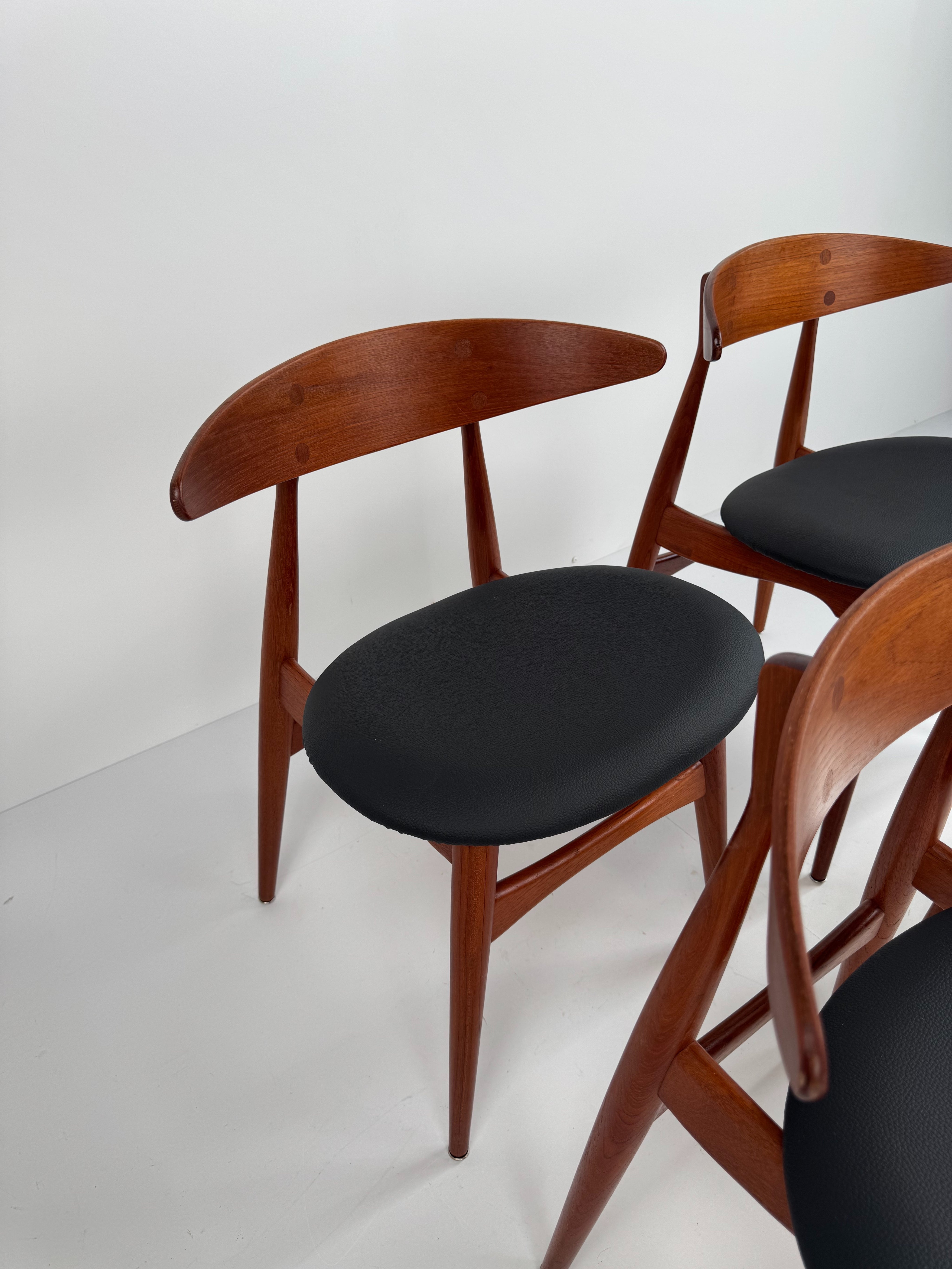 Set_of_4_CH33_Dining_Chairs,_Hans_J._Wegner,_Denmark,_1950s