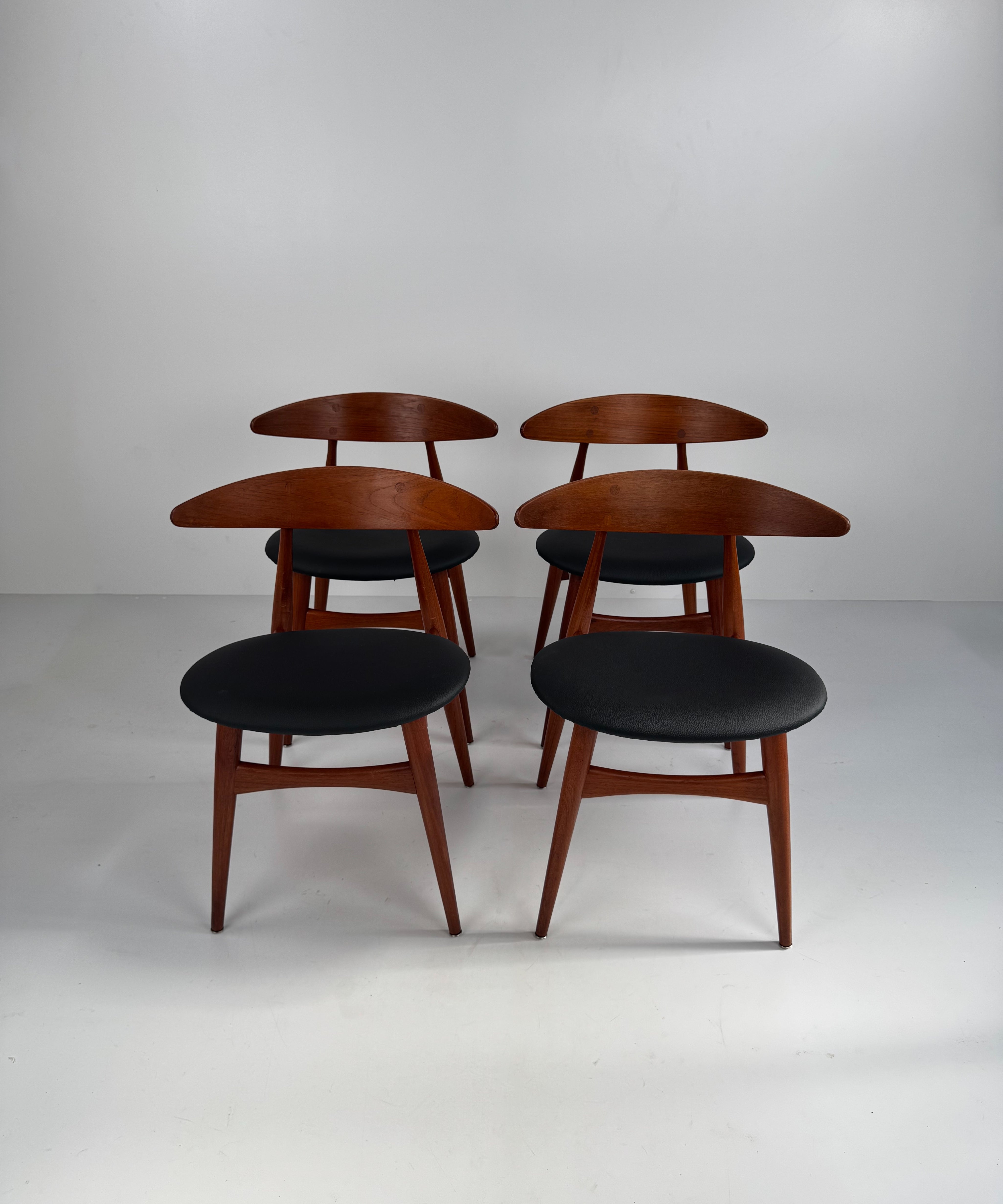 Set_of_4_CH33_Dining_Chairs,_Hans_J._Wegner,_Denmark,_1950s