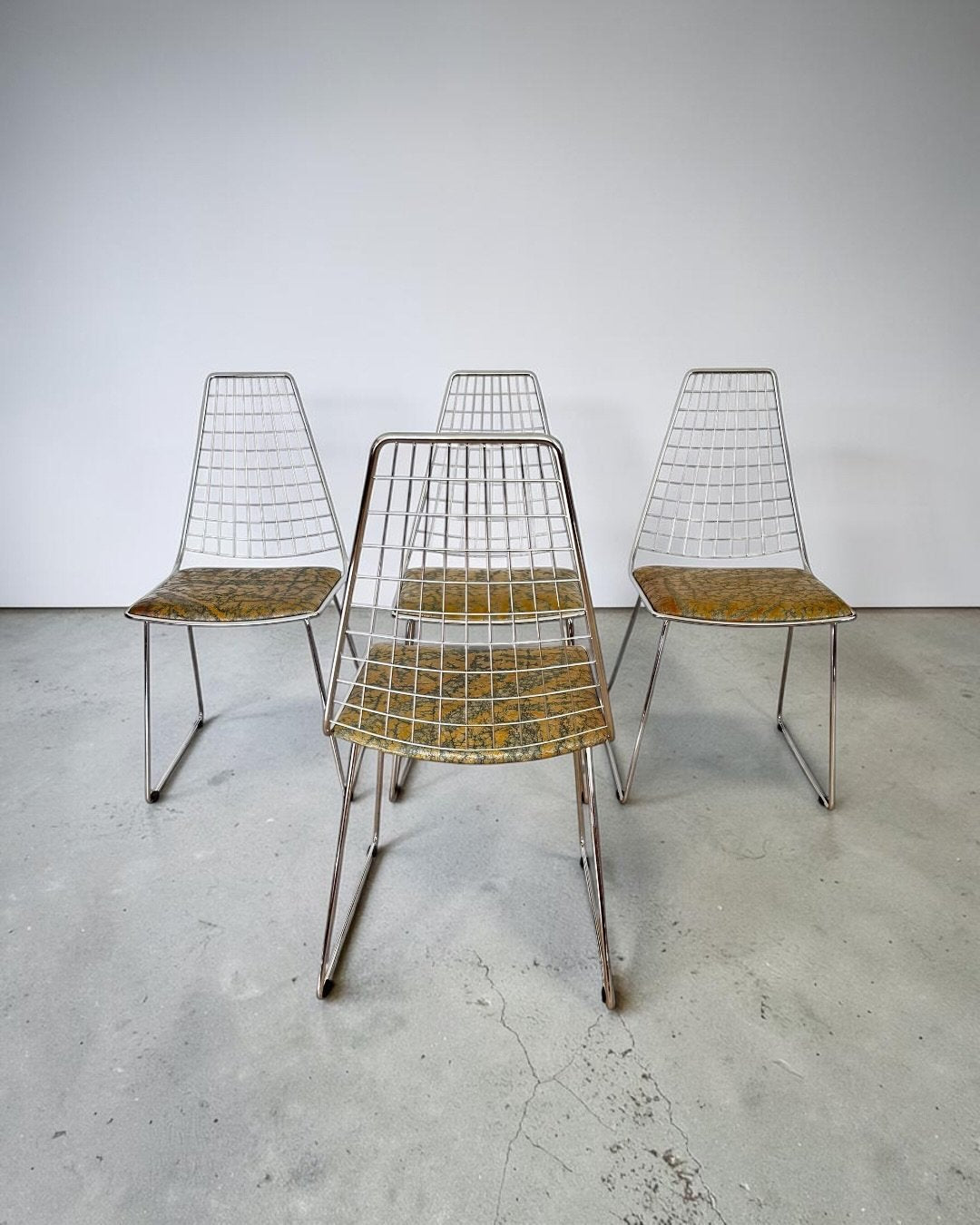 Set_of_4_Chrome_Wire_Dining_Chairs_in_the_Style_of_Harry_Bertoia_with_D'Alessio_Galliano_Leather,_Italy,_1970s