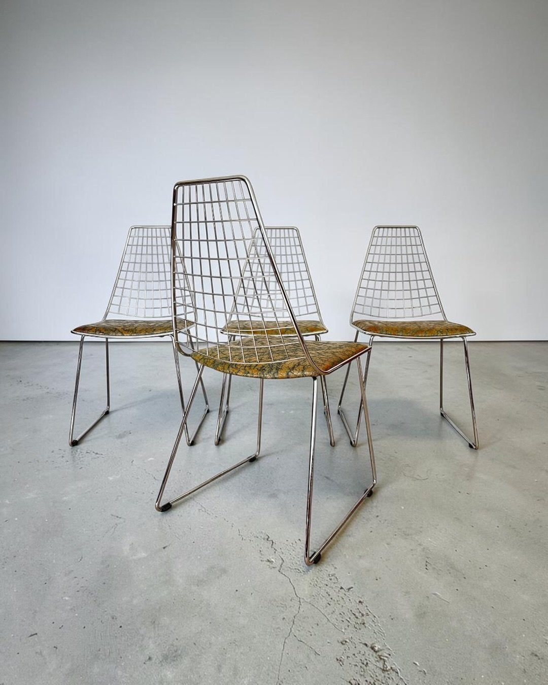 Set_of_4_Chrome_Wire_Dining_Chairs_in_the_Style_of_Harry_Bertoia_with_D'Alessio_Galliano_Leather,_Italy,_1970s