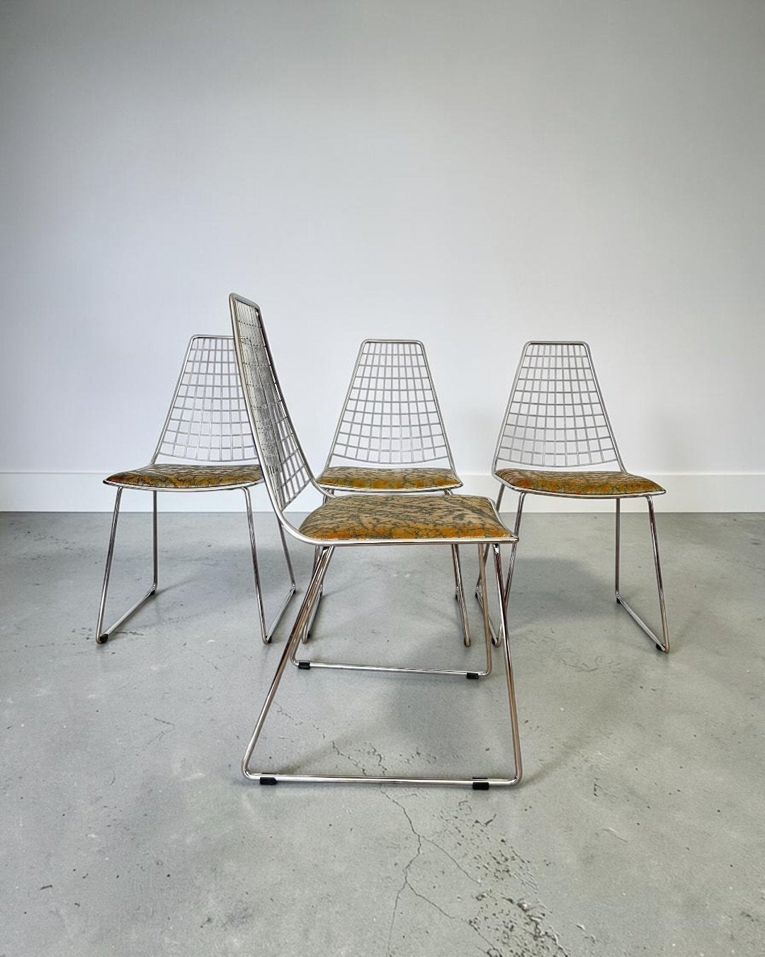 Set_of_4_Chrome_Wire_Dining_Chairs_in_the_Style_of_Harry_Bertoia_with_D'Alessio_Galliano_Leather,_Italy,_1970s