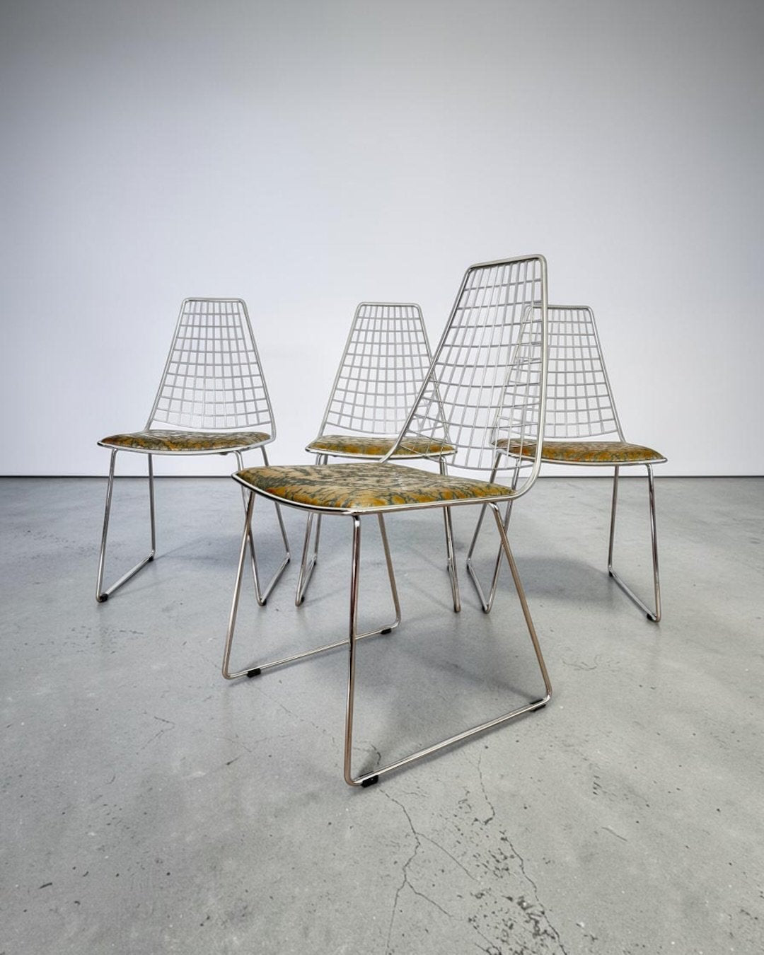 Set_of_4_Chrome_Wire_Dining_Chairs_in_the_Style_of_Harry_Bertoia_with_D'Alessio_Galliano_Leather,_Italy,_1970s