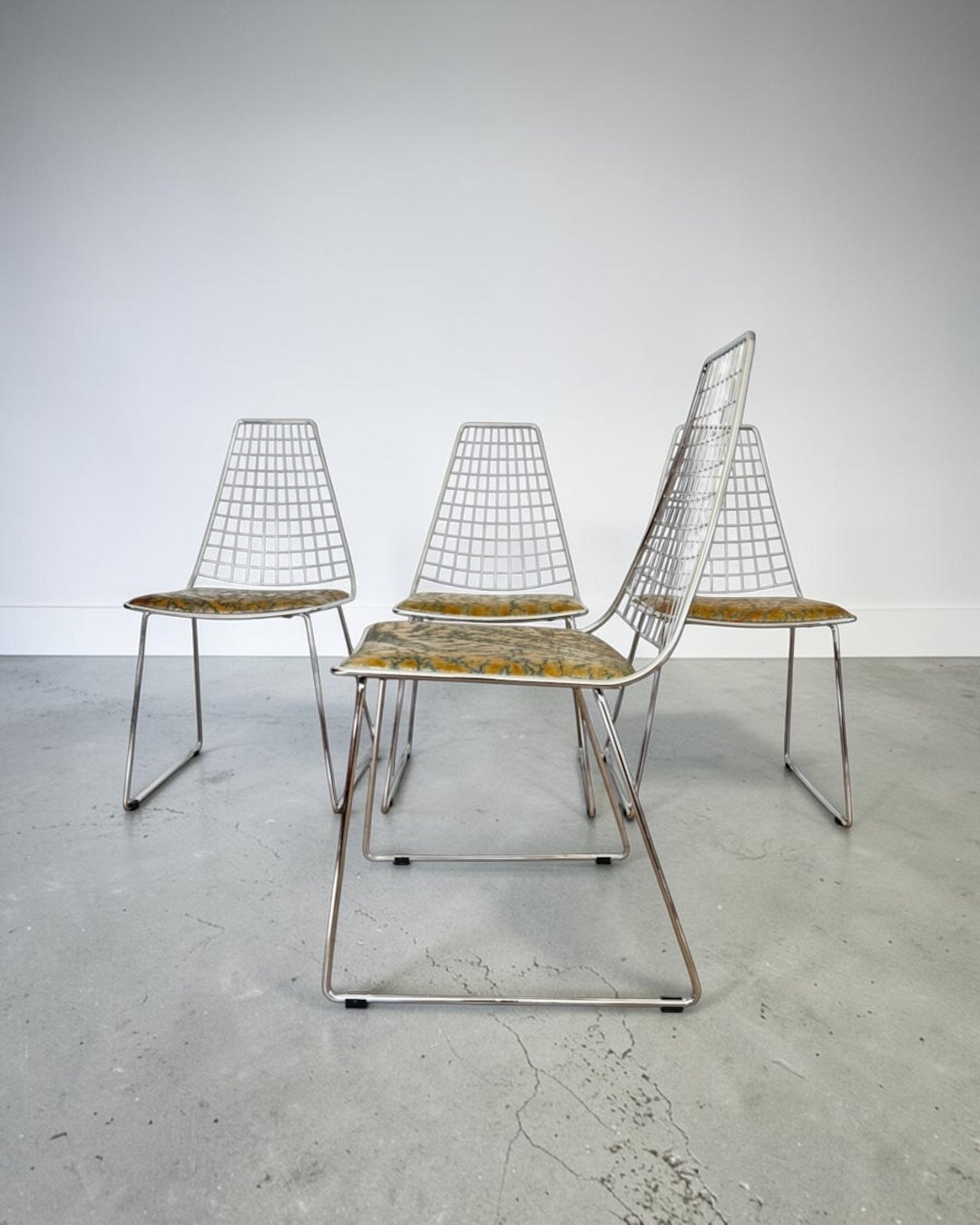 Set_of_4_Chrome_Wire_Dining_Chairs_in_the_Style_of_Harry_Bertoia_with_D'Alessio_Galliano_Leather,_Italy,_1970s