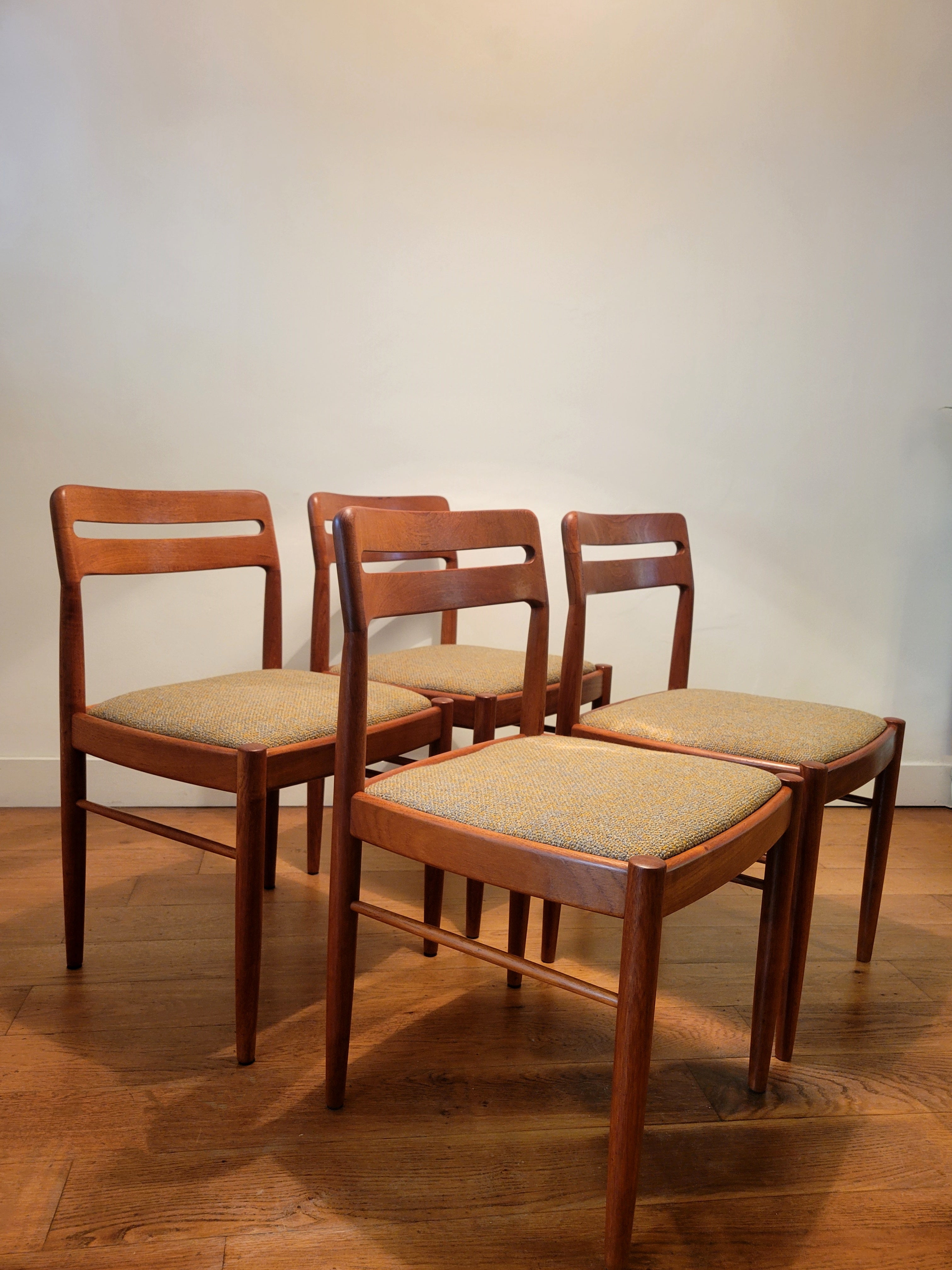 Set_of_4_dining_chairs_by_H.W._Klein_for_Bramin_in_teak