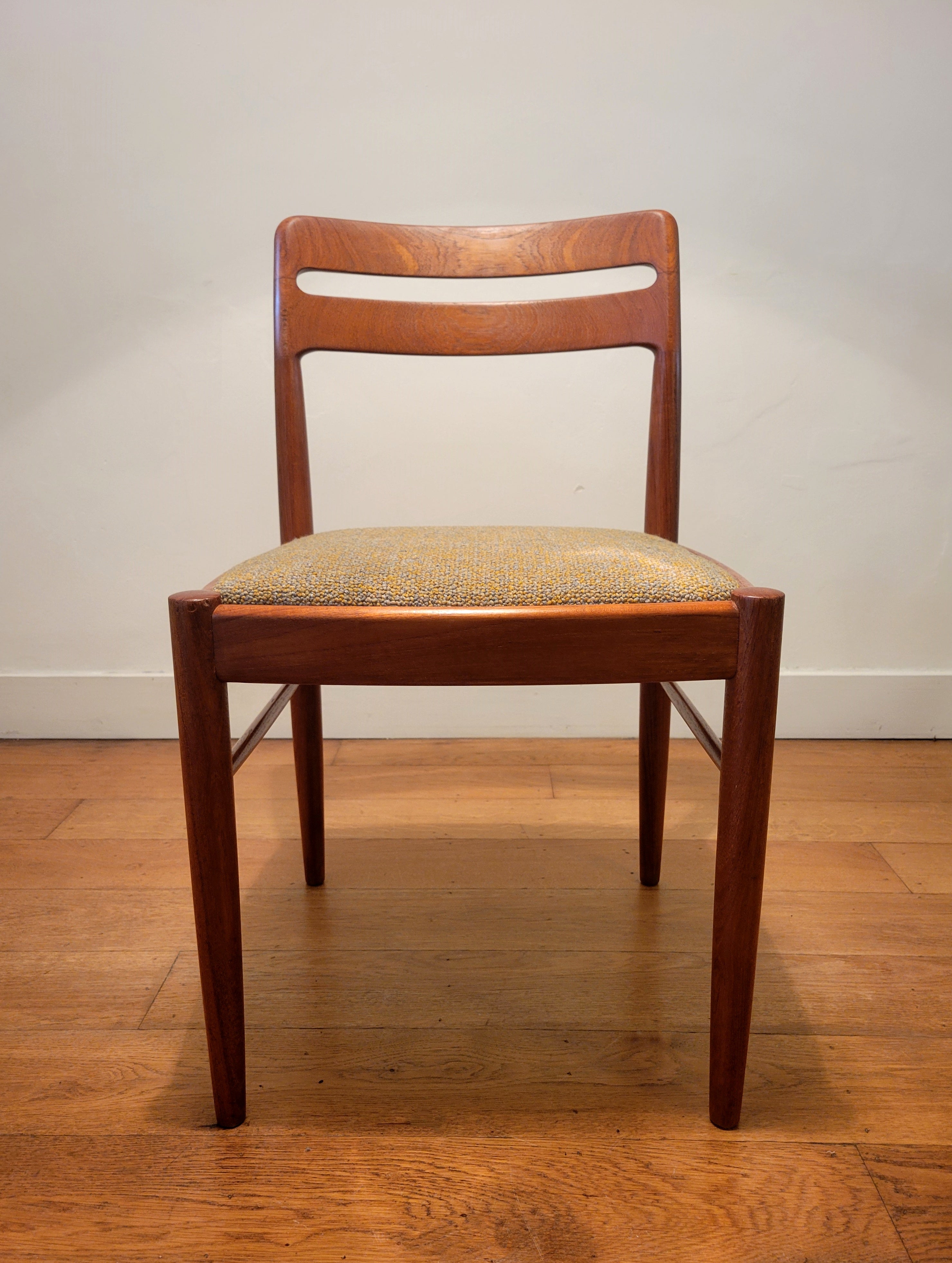 Set_of_4_dining_chairs_by_H.W._Klein_for_Bramin_in_teak