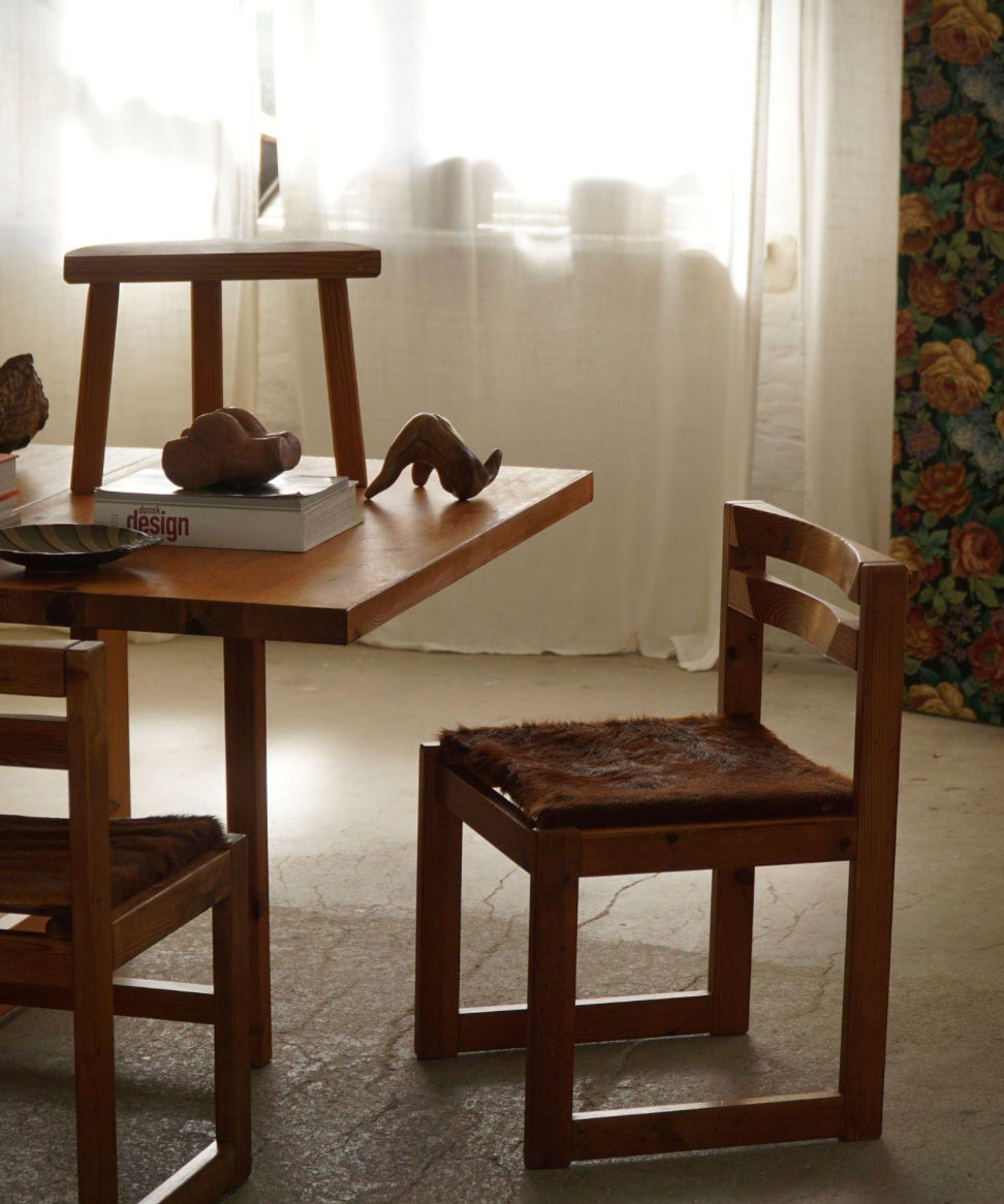 Set_of_4_Dining_Chairs_in_Pine_and_Cowhide,_by_Knud_Færch,_Danish_Modern,_1970s