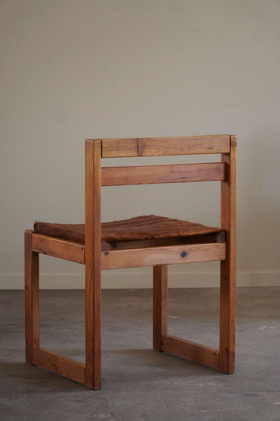 Set_of_4_Dining_Chairs_in_Pine_and_Cowhide,_by_Knud_Færch,_Danish_Modern,_1970s