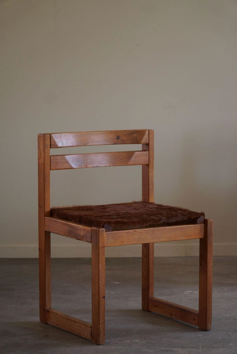Set_of_4_Dining_Chairs_in_Pine_and_Cowhide,_by_Knud_Færch,_Danish_Modern,_1970s