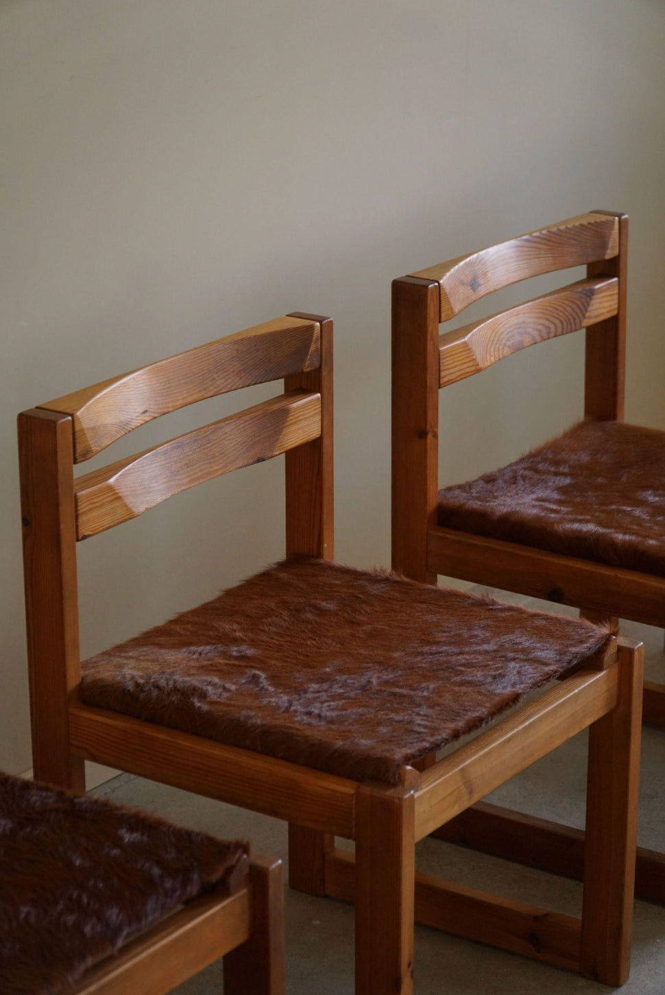 Set_of_4_Dining_Chairs_in_Pine_and_Cowhide,_by_Knud_Færch,_Danish_Modern,_1970s