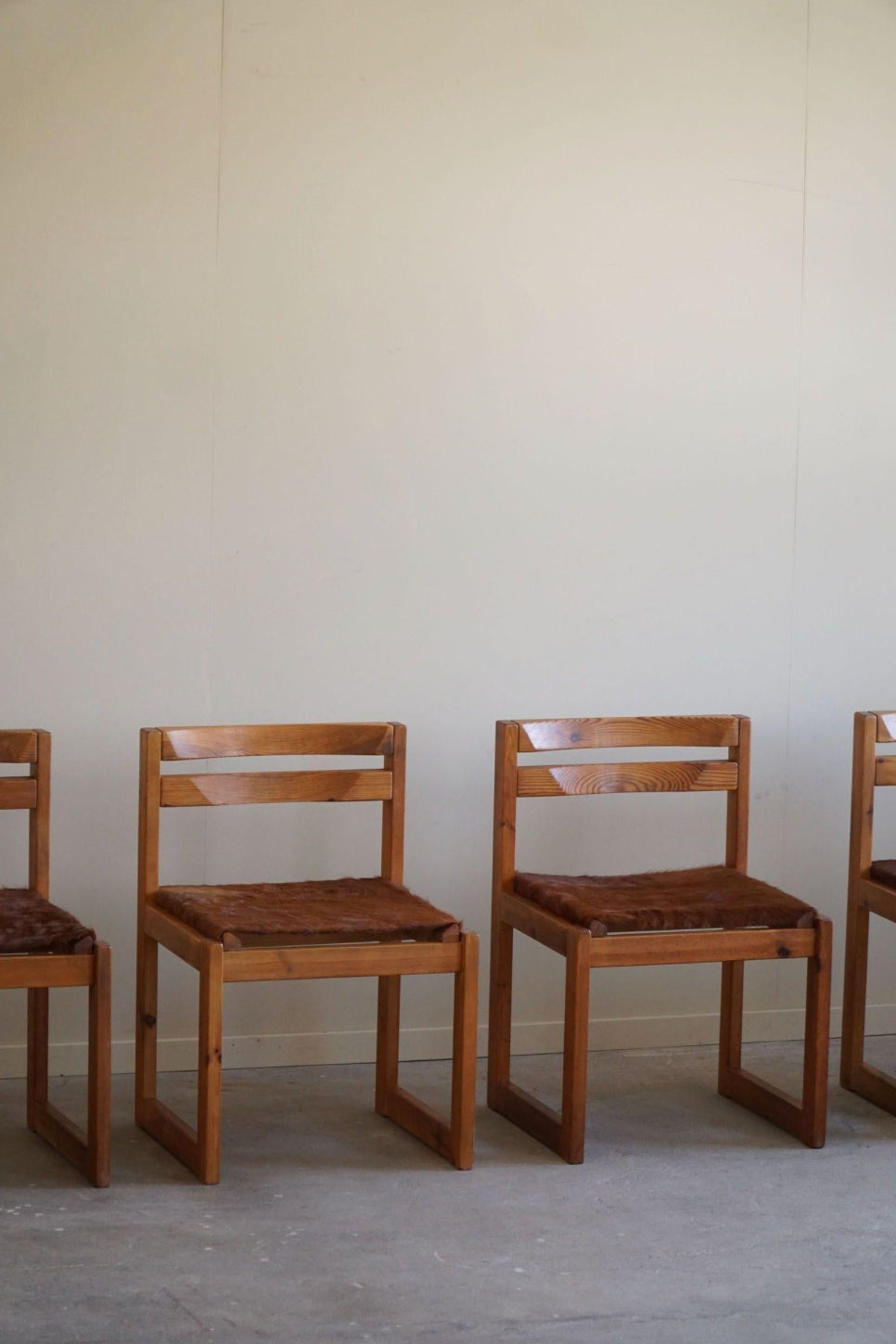 Set_of_4_Dining_Chairs_in_Pine_and_Cowhide,_by_Knud_Færch,_Danish_Modern,_1970s