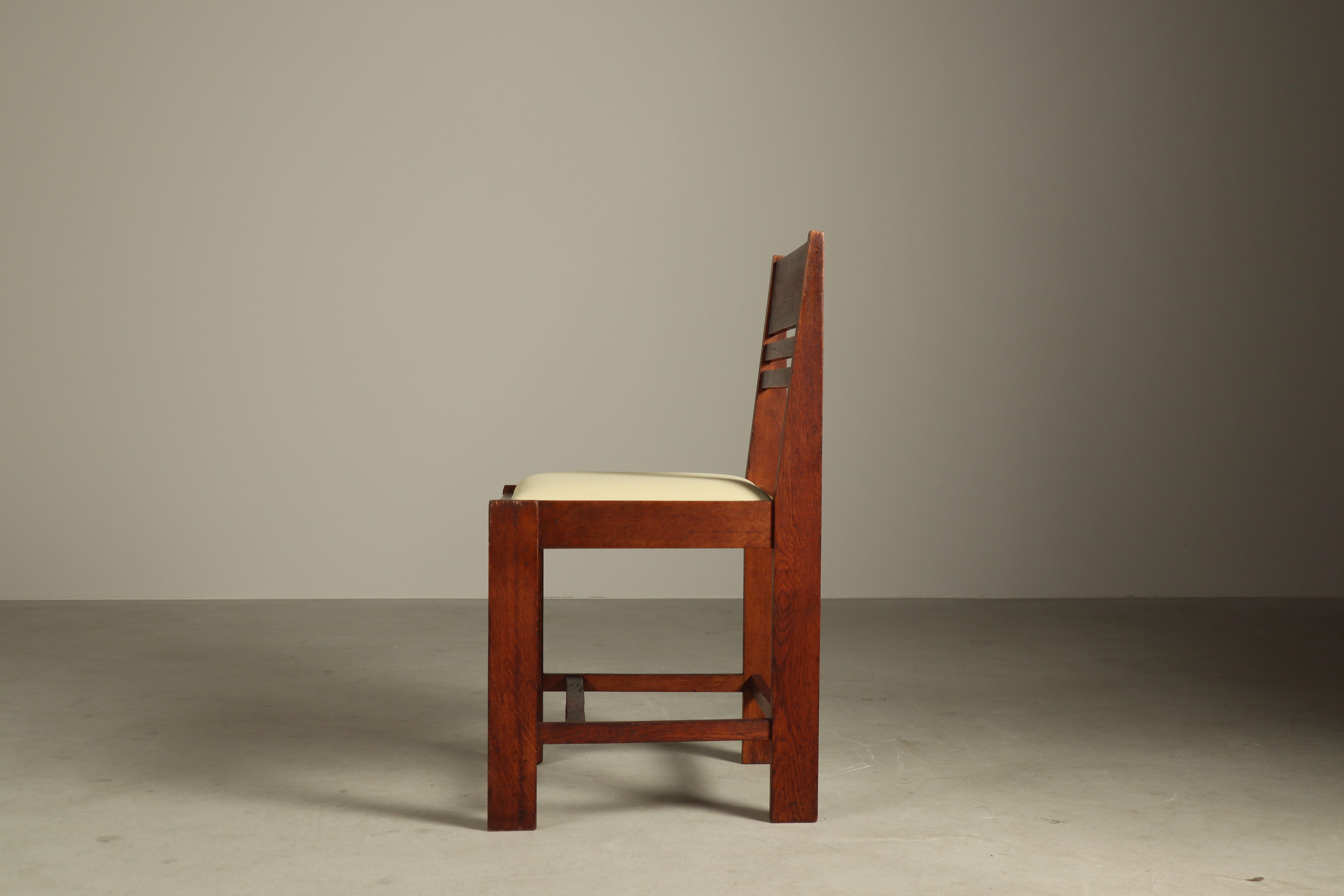 Set_of_4_Dutch_Hague_School_oak_dining_chairs,_1925-1935