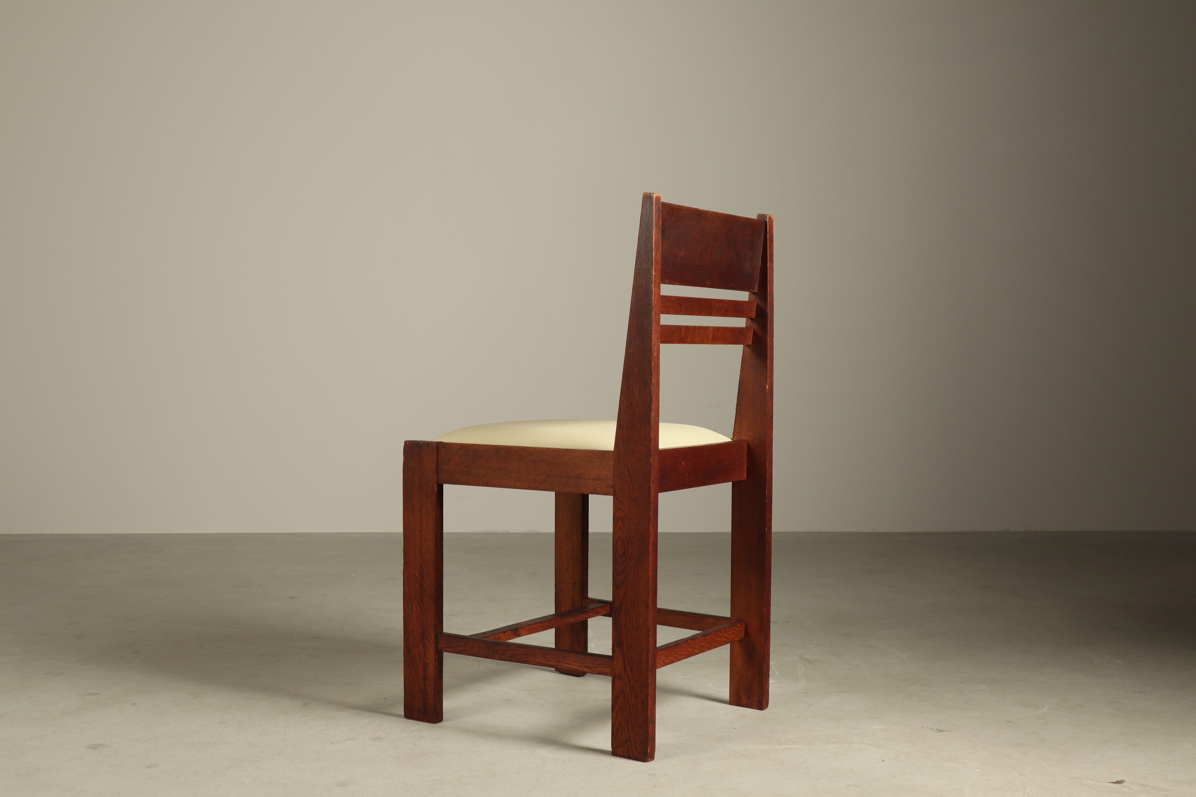 Set_of_4_Dutch_Hague_School_oak_dining_chairs,_1925-1935