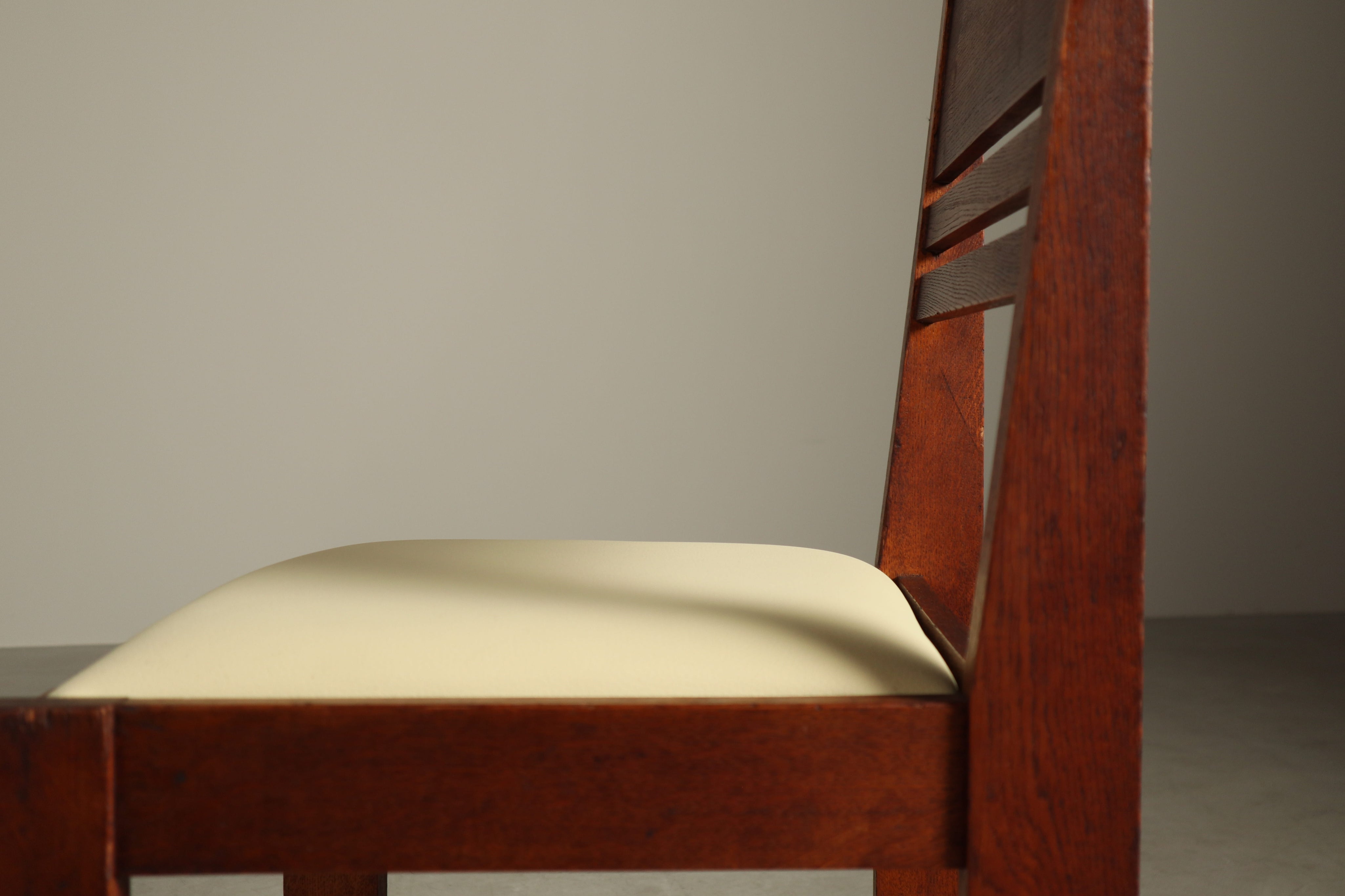 Set_of_4_Dutch_Hague_School_oak_dining_chairs,_1925-1935