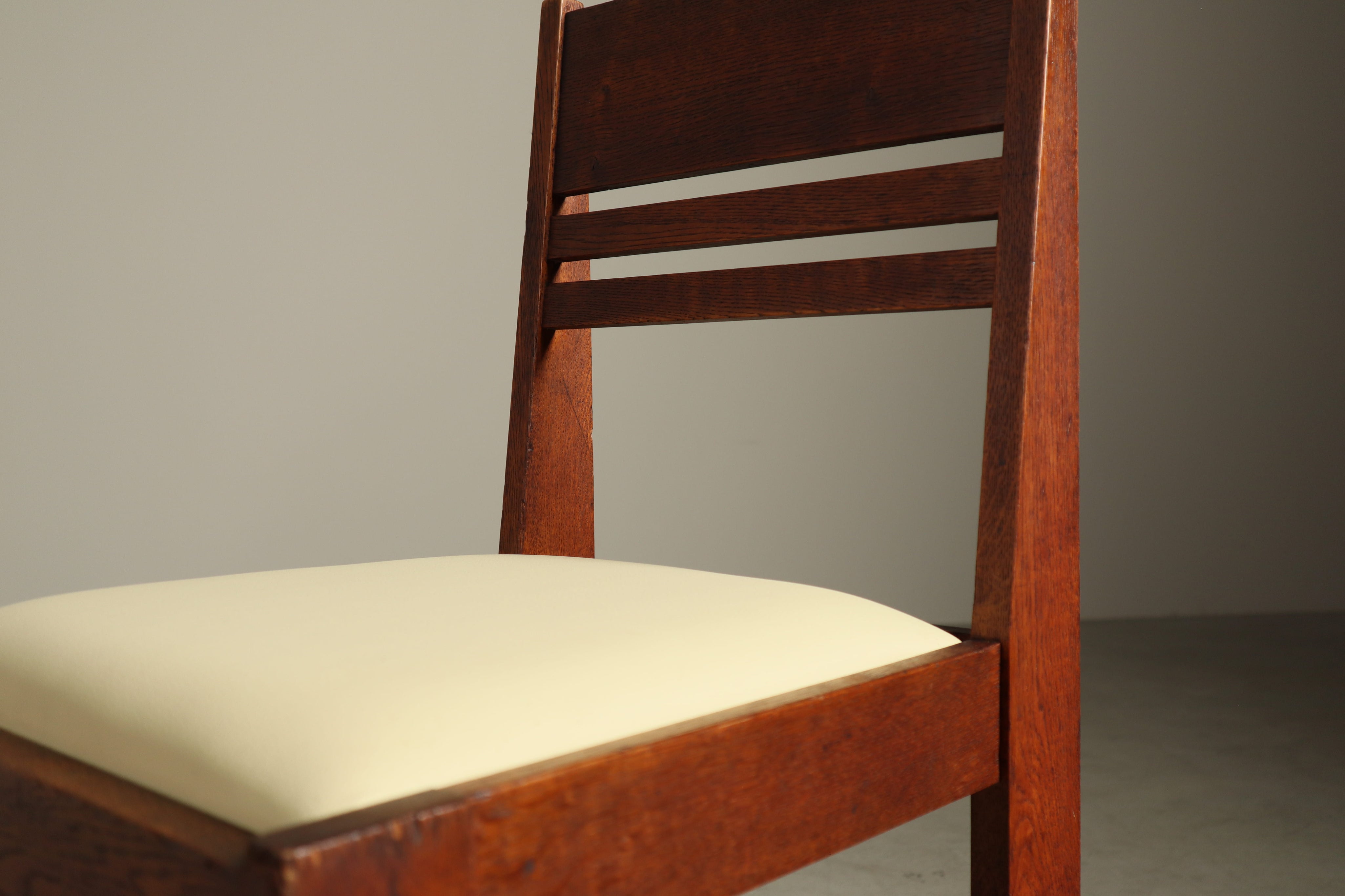 Set_of_4_Dutch_Hague_School_oak_dining_chairs,_1925-1935