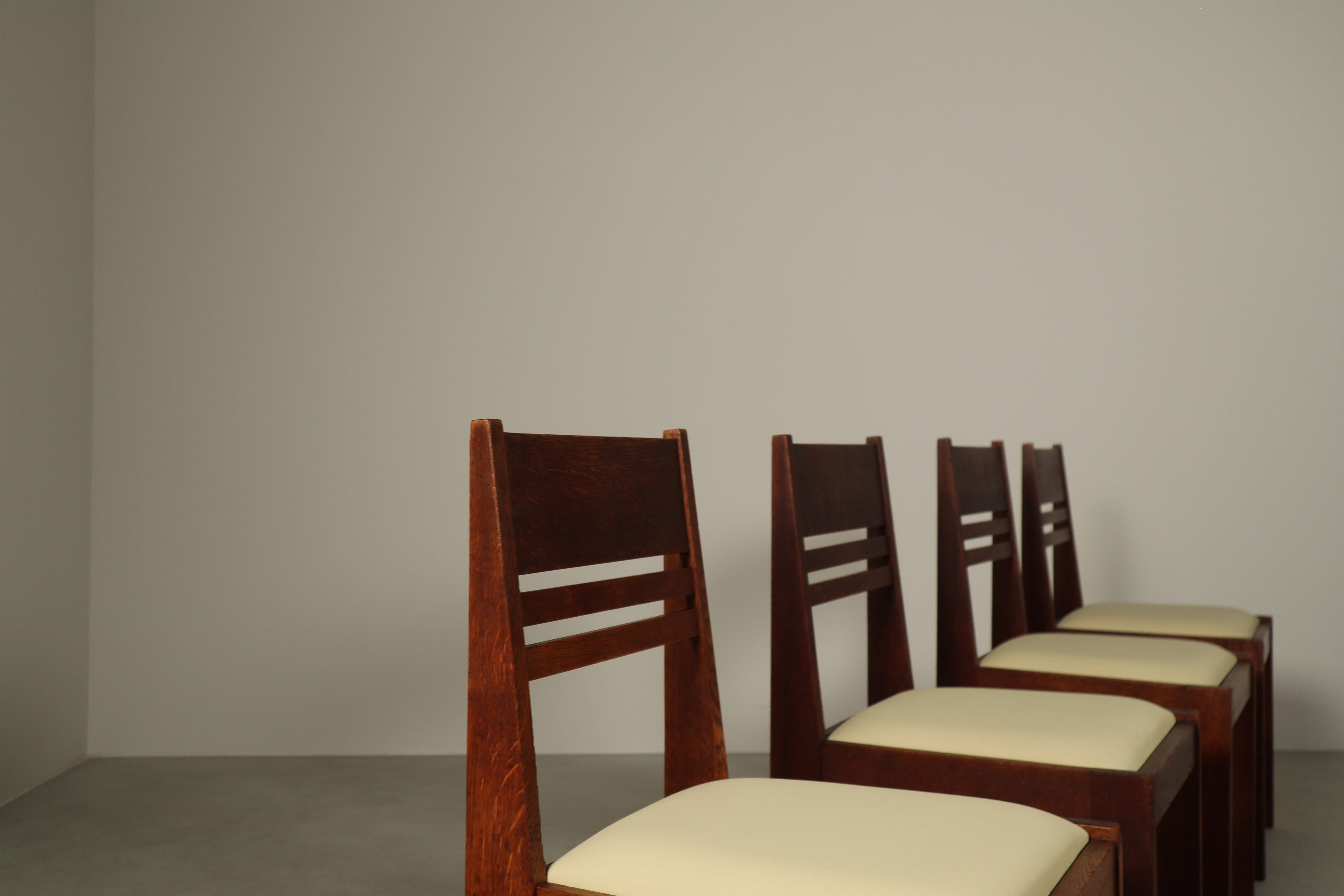 Set_of_4_Dutch_Hague_School_oak_dining_chairs,_1925-1935
