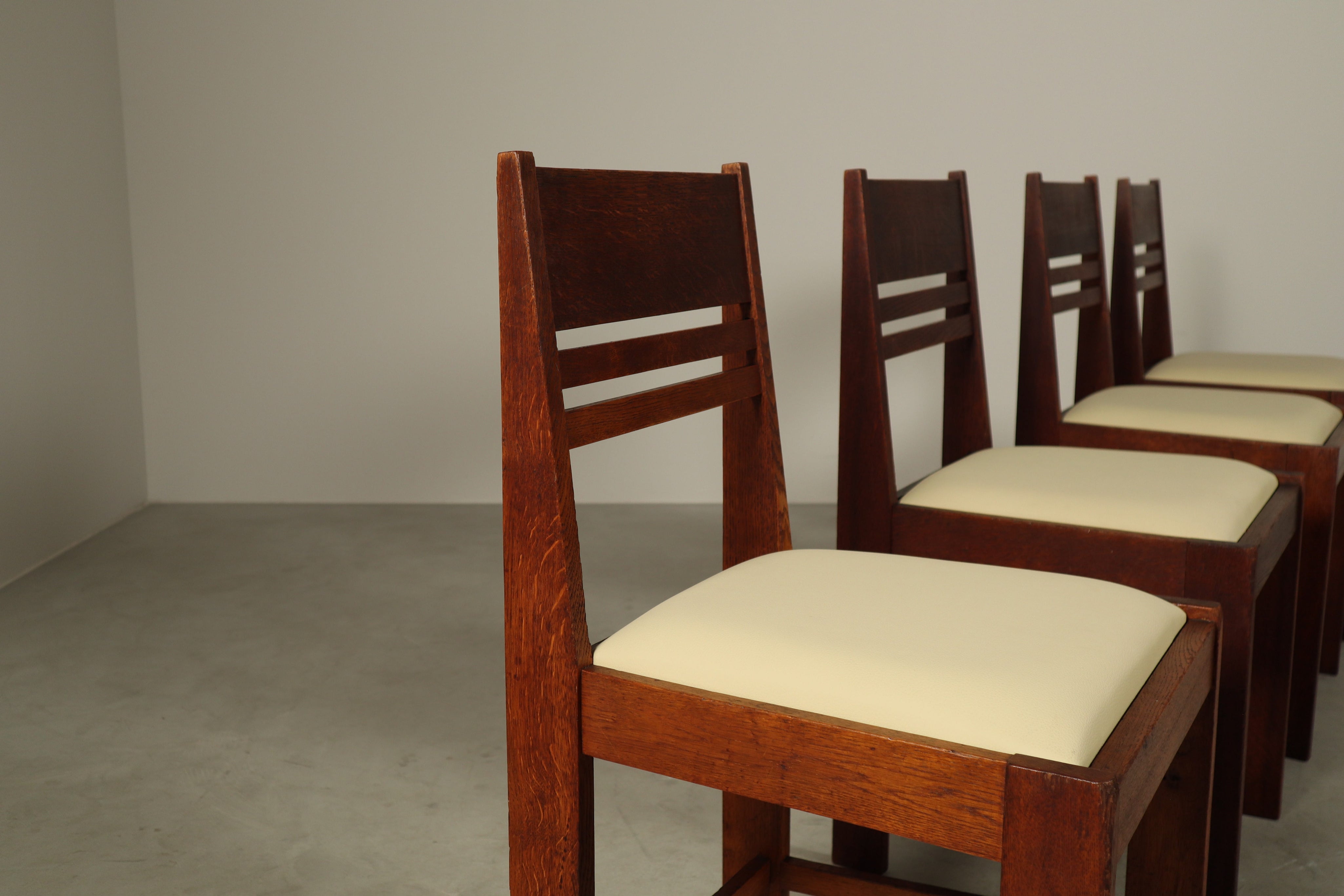 Set_of_4_Dutch_Hague_School_oak_dining_chairs,_1925-1935