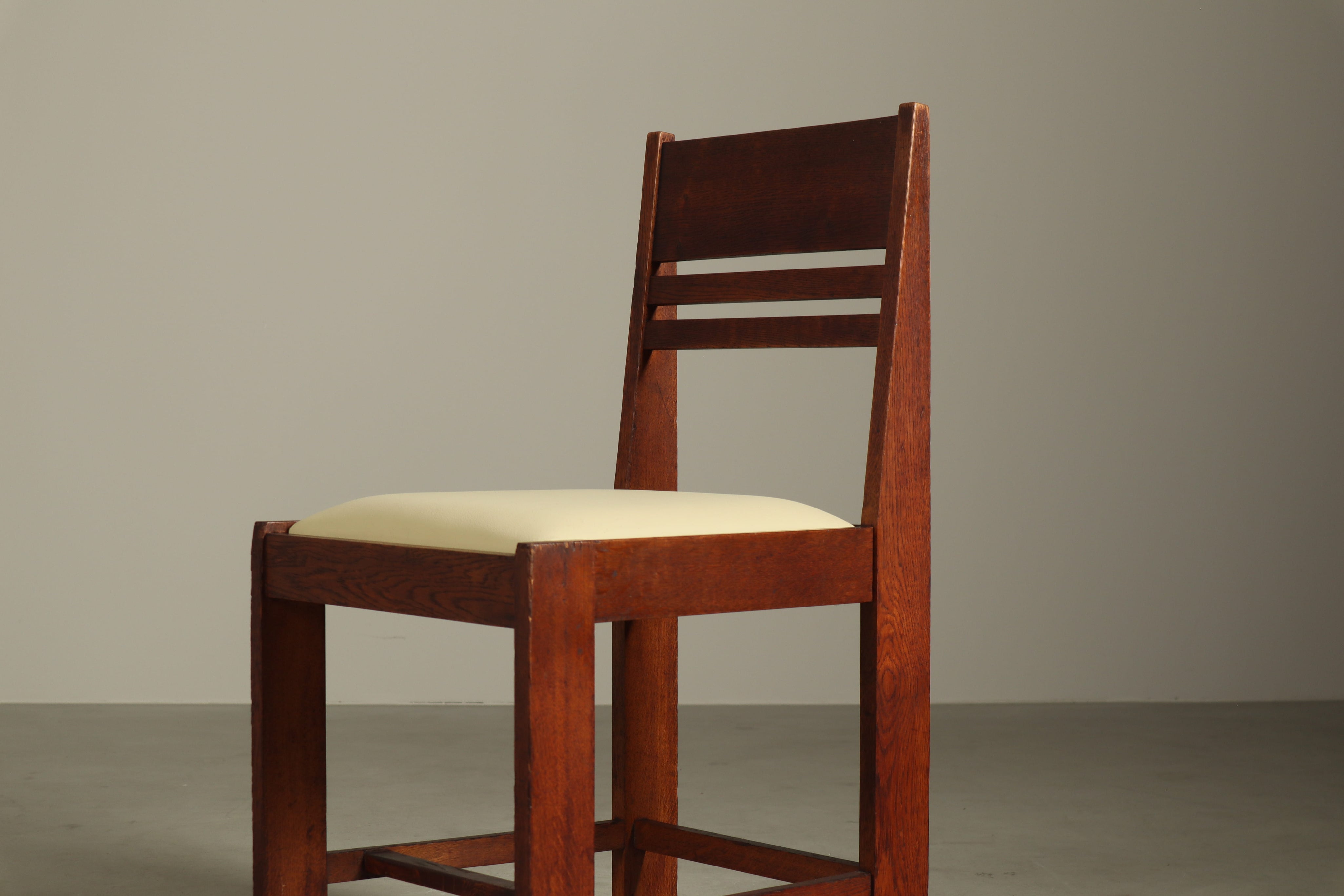 Set_of_4_Dutch_Hague_School_oak_dining_chairs,_1925-1935