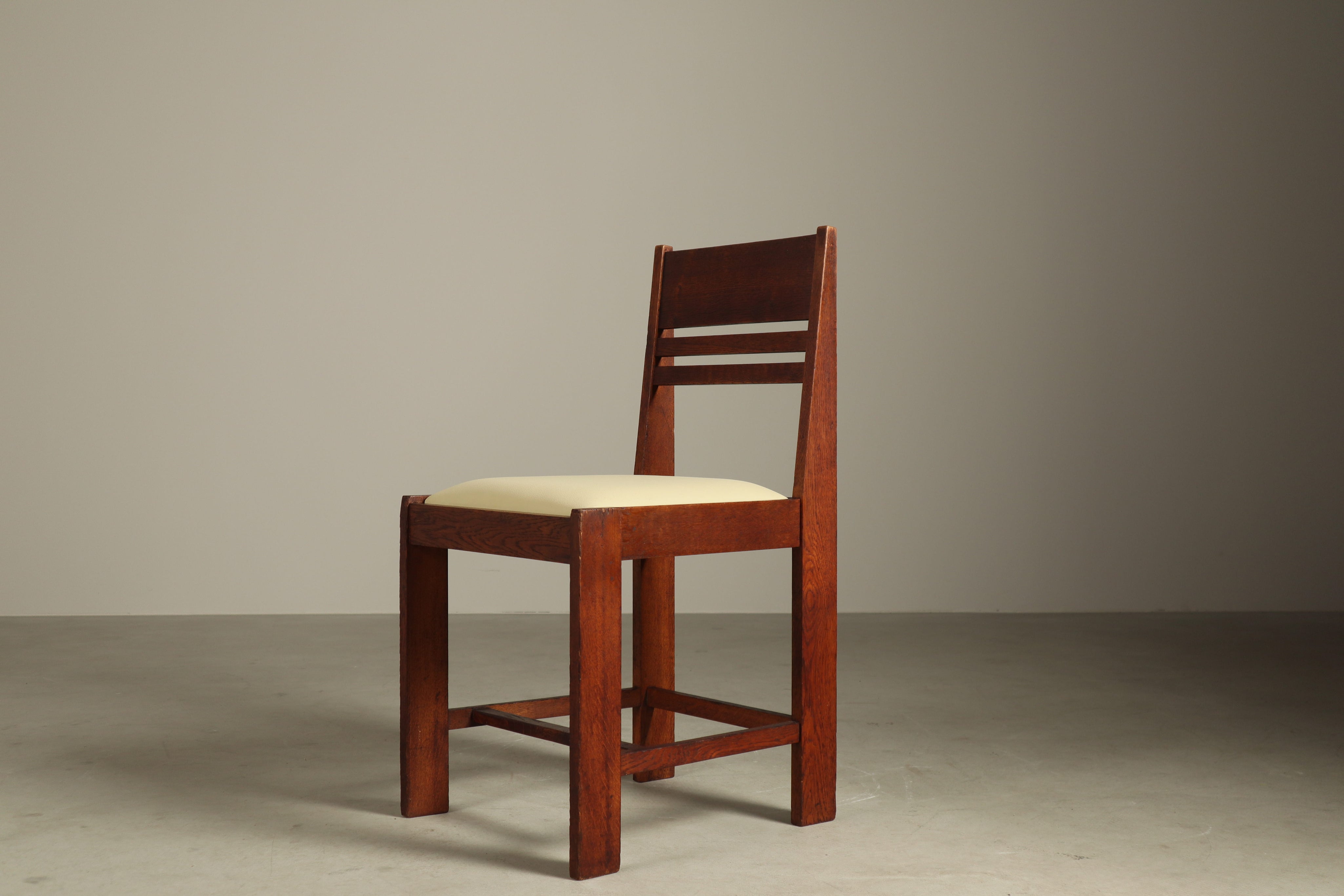 Set_of_4_Dutch_Hague_School_oak_dining_chairs,_1925-1935