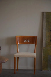 Set_of_4_Klismos_Chairs_in_Birch_&_Elm_in_Swedish_Art_Deco,_Griffin_Inlays,_1930s