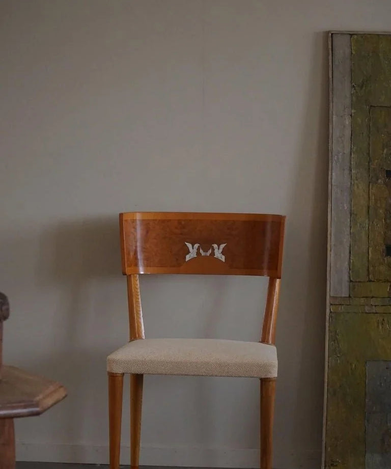 Set_of_4_Klismos_Chairs_in_Birch_&_Elm_in_Swedish_Art_Deco,_Griffin_Inlays,_1930s