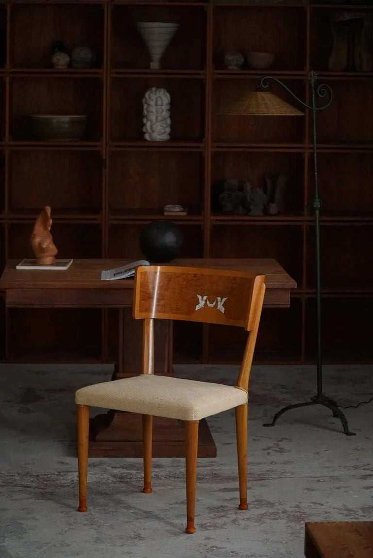 Set_of_4_Klismos_Chairs_in_Birch_&_Elm_in_Swedish_Art_Deco,_Griffin_Inlays,_1930s