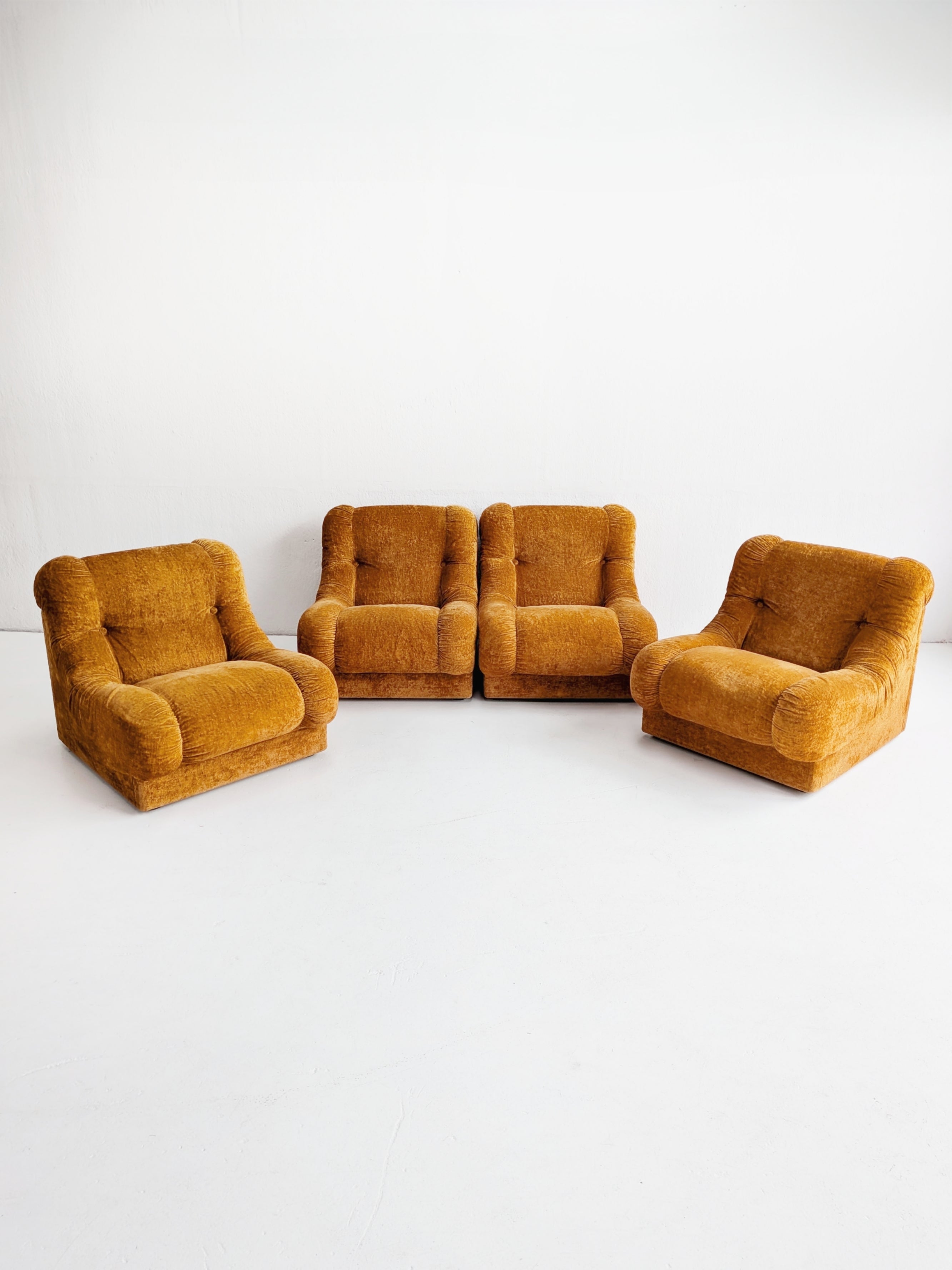 Set_of_4_Modular_Italian_Lounge_Chairs_1970s