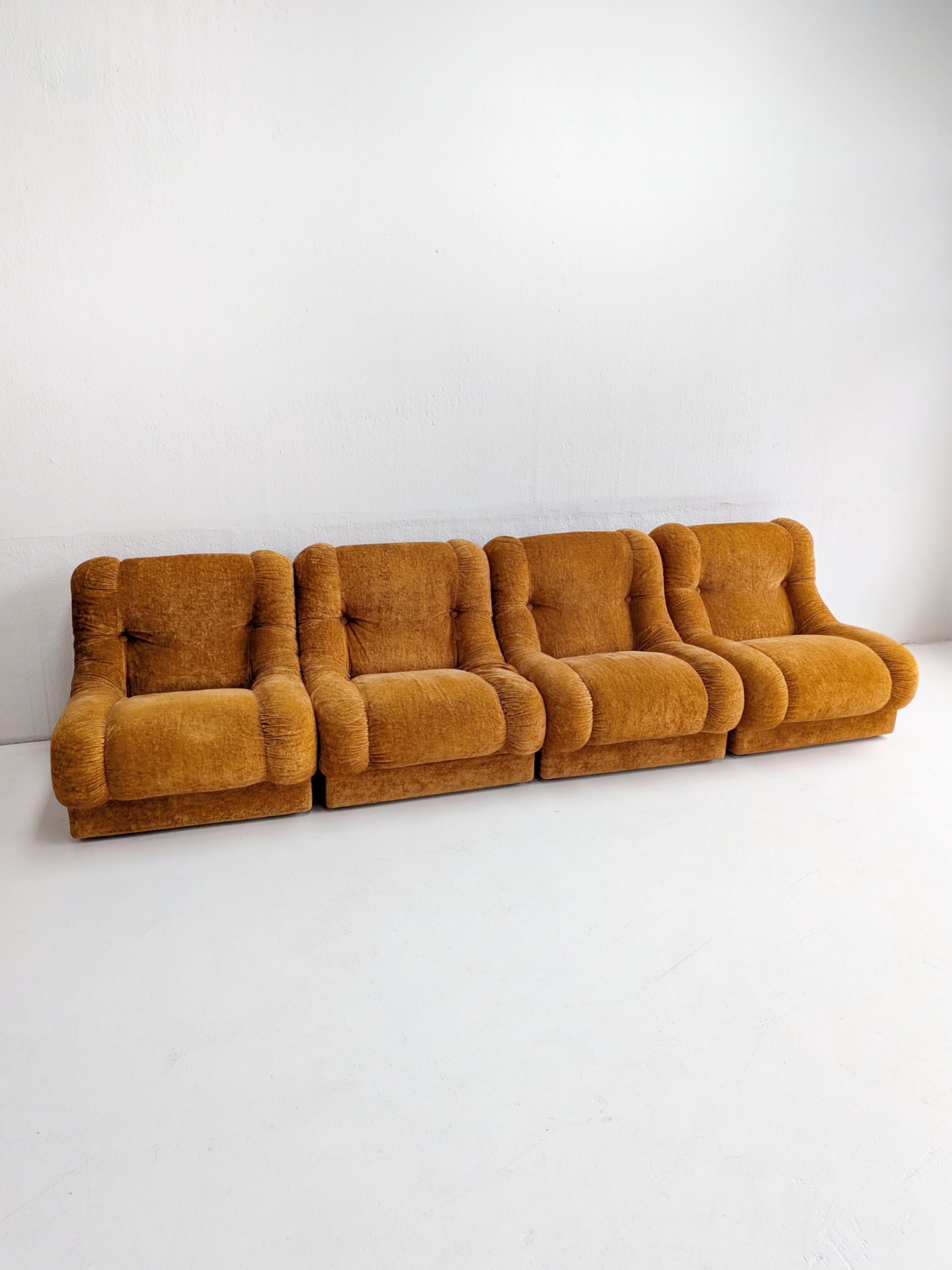 Set_of_4_Modular_Italian_Lounge_Chairs_1970s