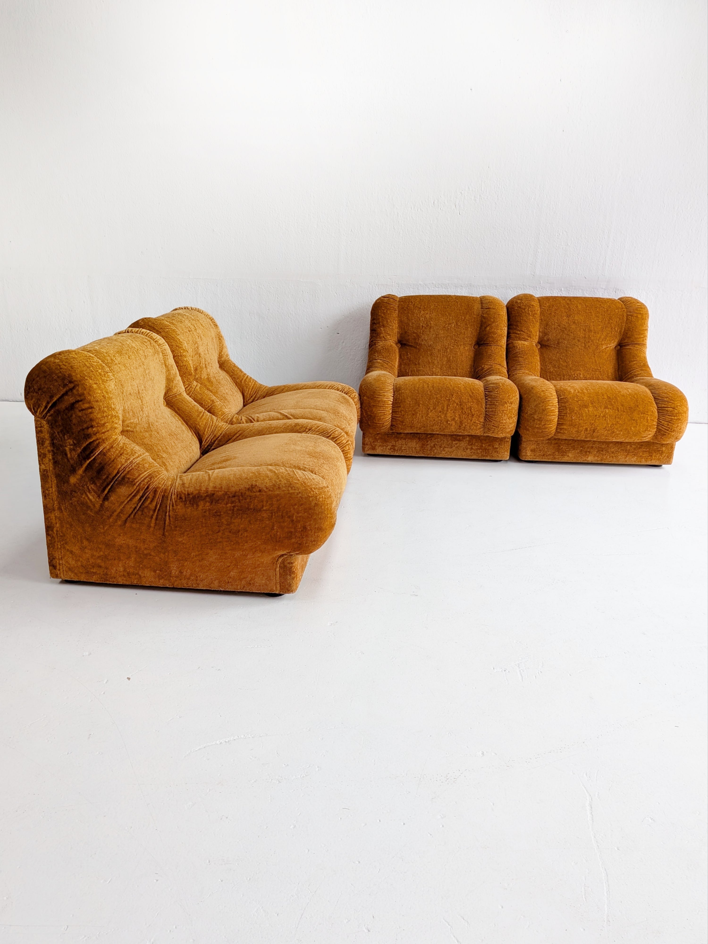 Set_of_4_Modular_Italian_Lounge_Chairs_1970s